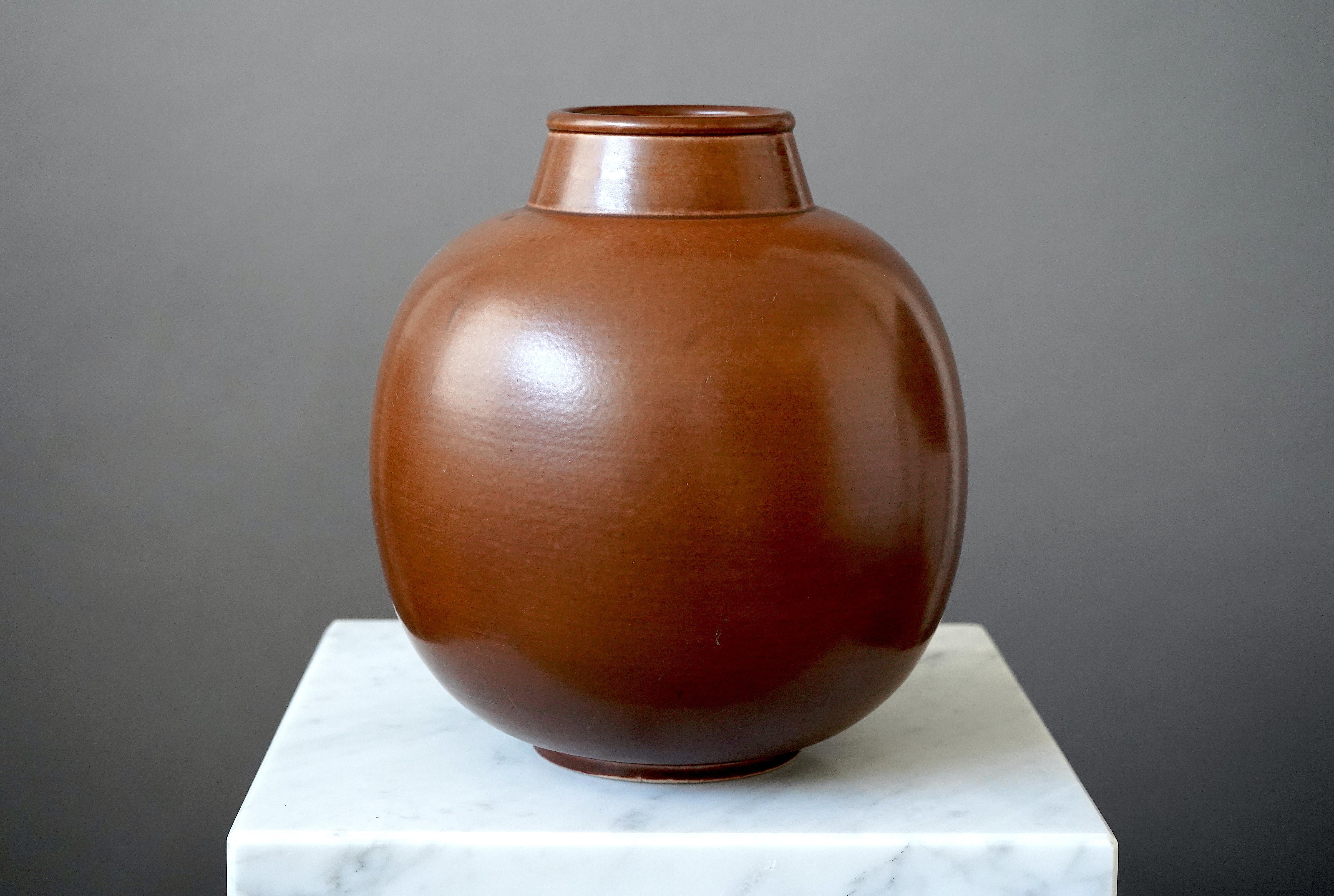 Schöne und seltene Vase aus Steingut, entworfen von Gertrud Lönegren.
Dieses Studio-Stück wurde zwischen 1936-41 in Rorstrand in Schweden geschaffen.

Ausgezeichneter Zustand. Eingedrückt 'Rörstrand / Lönegren / SCHWEDEN / L 223 /