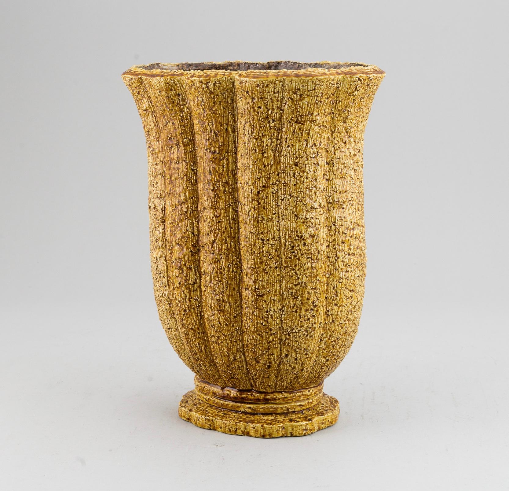 A stoneware vase by Gunnar Nylund for Rörstrand, mid 20th century.

Oval shape, yellow glaze, stamped maker's mark, 27 x 16,5 cm, height 34,5 cm.
 