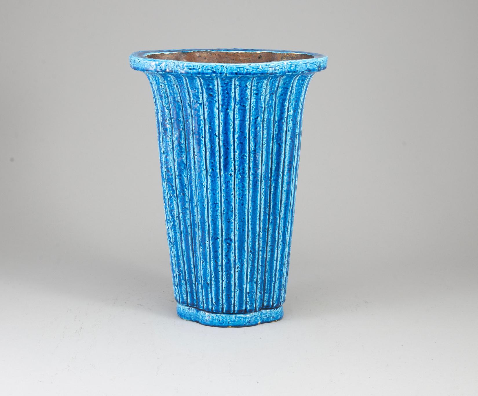 A stoneware vase by Gunnar Nylund, for Rörstrand. Sweden , Circa 1960th.

Measures: Width 28, height 40 cm
Marked by manufacturer.

Light chip on foot.
   