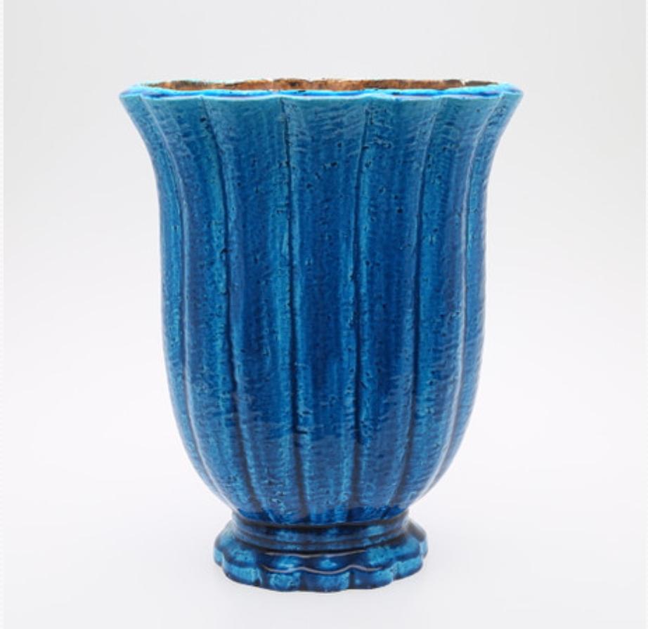 A vase designed by Gunnar Nylund (1904-1997). Sweden.
Chamottered stoneware with blue glaze. Marked by manifacturer.
Minor chip.