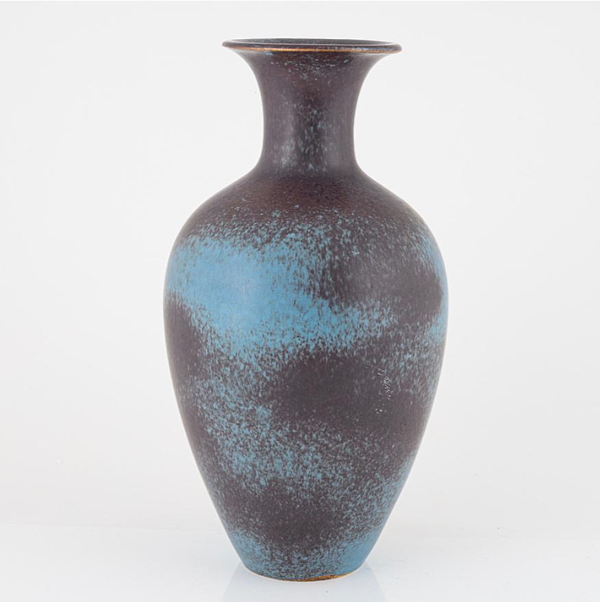 Gunnar Nylund, a model ‘AKT’ stoneware vase, Rörstrand, 1950’s-60’s.

Stoneware, speckled glaze in brown and blue. Signed R Sweden GN AKT. Height 17,3″.

Minor wear. Marks. Minor stains.