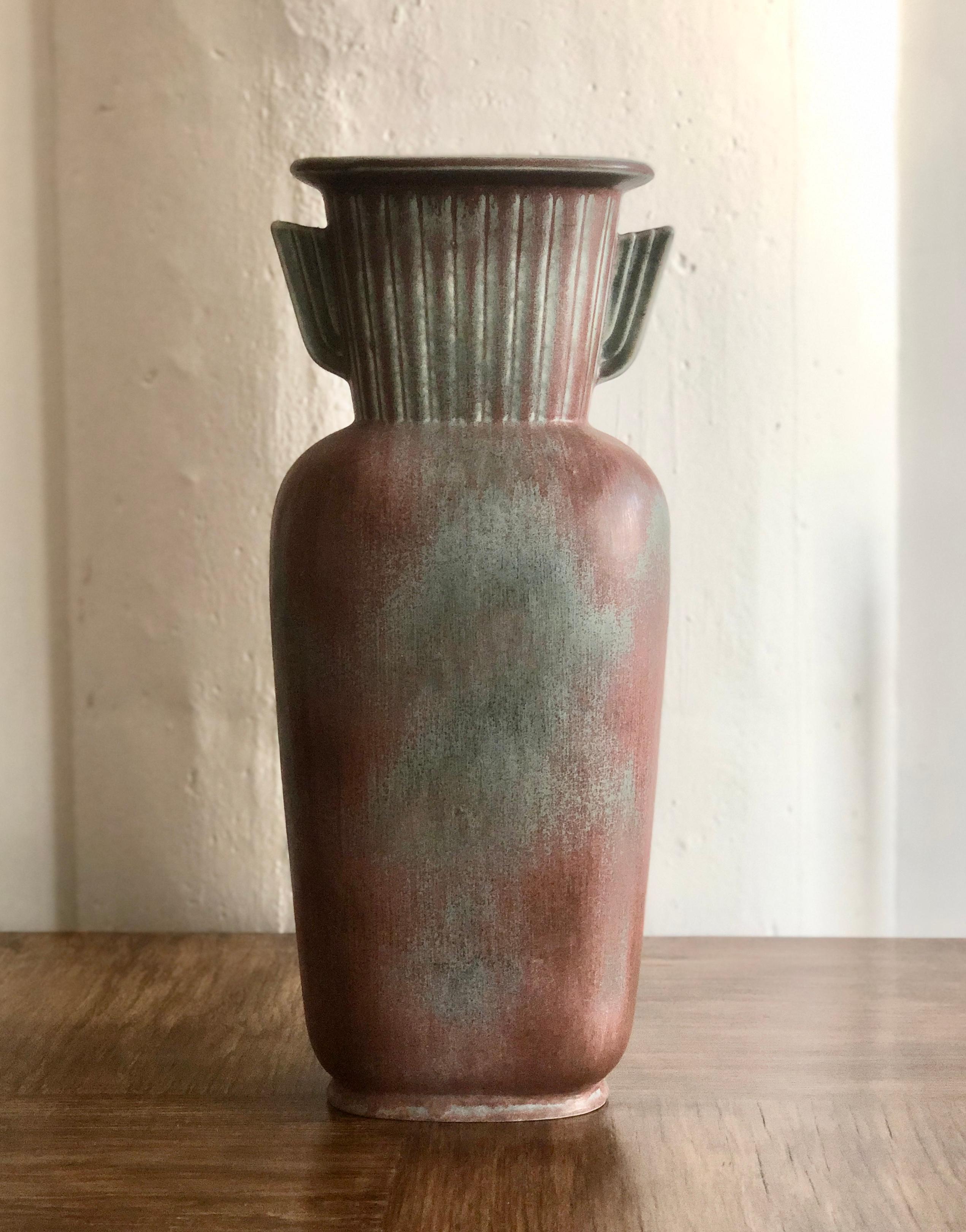 Große Vase aus Steingut von Gunnar Nylund für Rostrand. Schweden.
Unterschrieben.