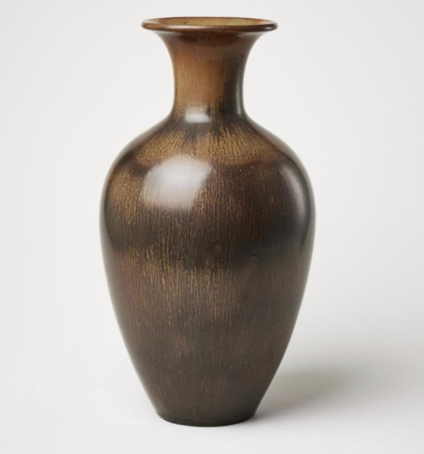 GUNNAR NYLUND. Un vaso da terra, Rörstrand 1950, in gres, smaltato con pelliccia d'arpa in tonalità marrone. Firmato.

H 17.3″.