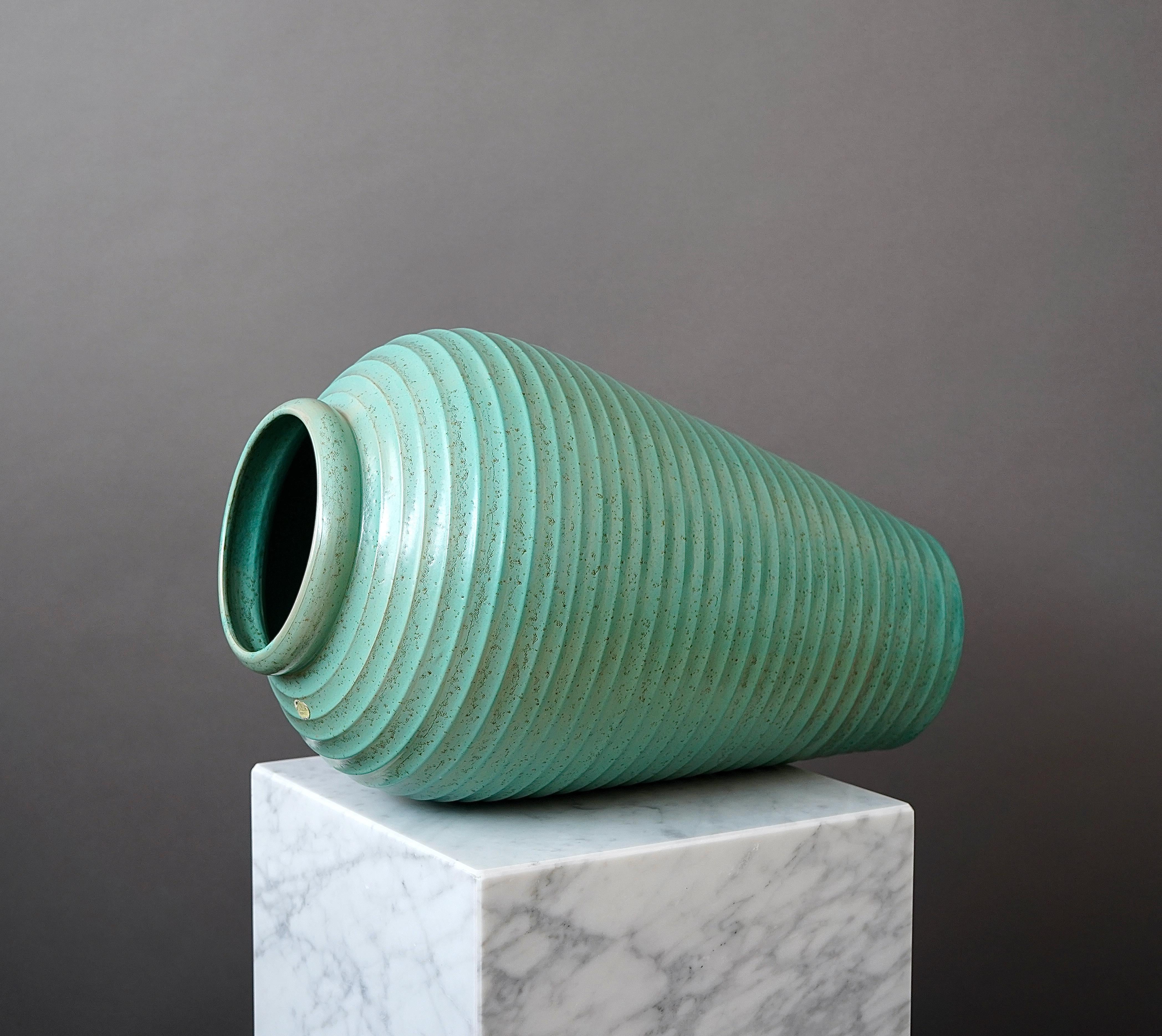Scandinavo moderno Grande vaso da terra verde di Jerk Werkmaster, Nittsjo, Svezia, anni 1950. in vendita