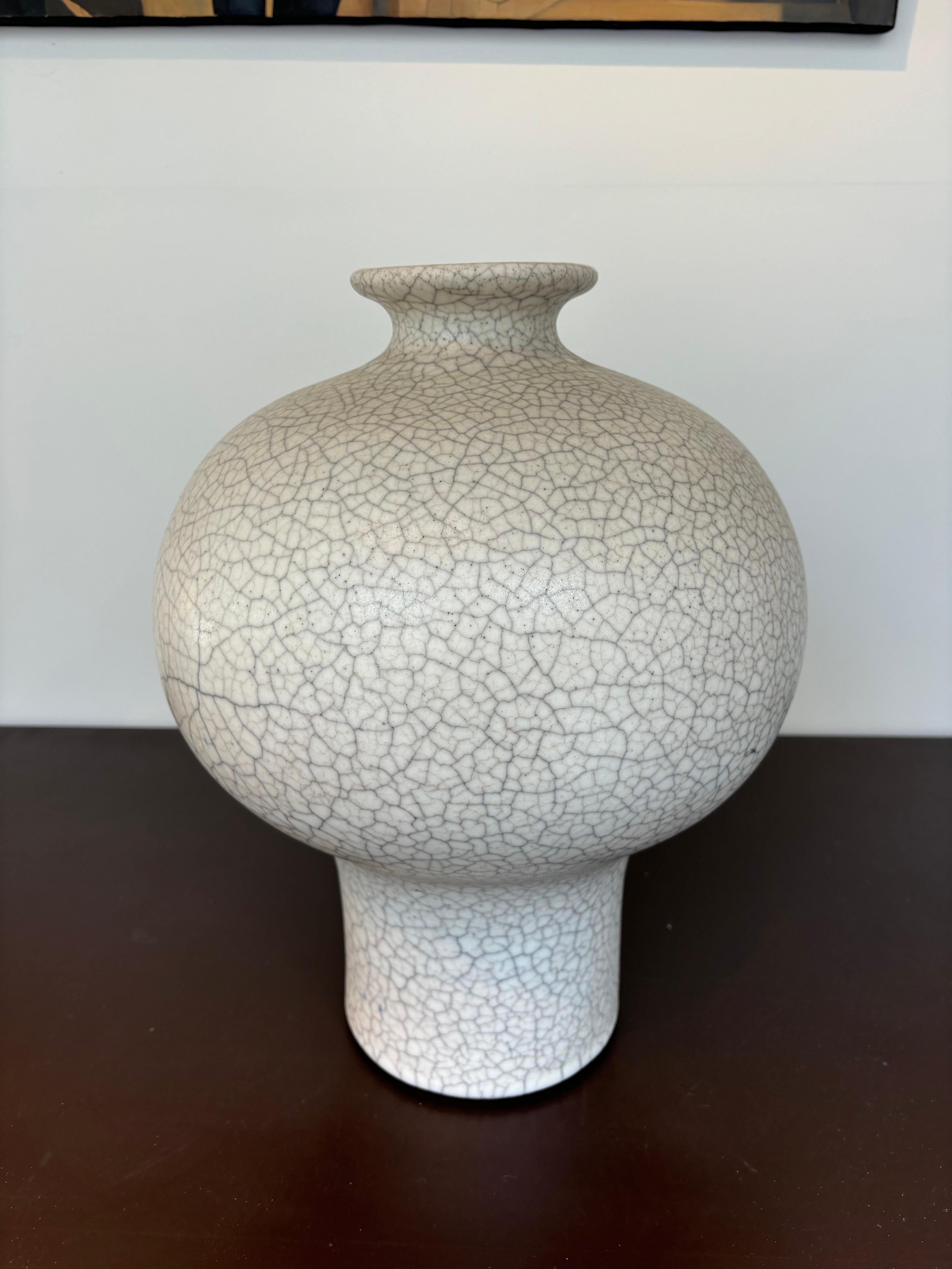 Large vase par Primavera, les ateliers d’art du printemps vers 1930. 
Très jolie craquelé 
