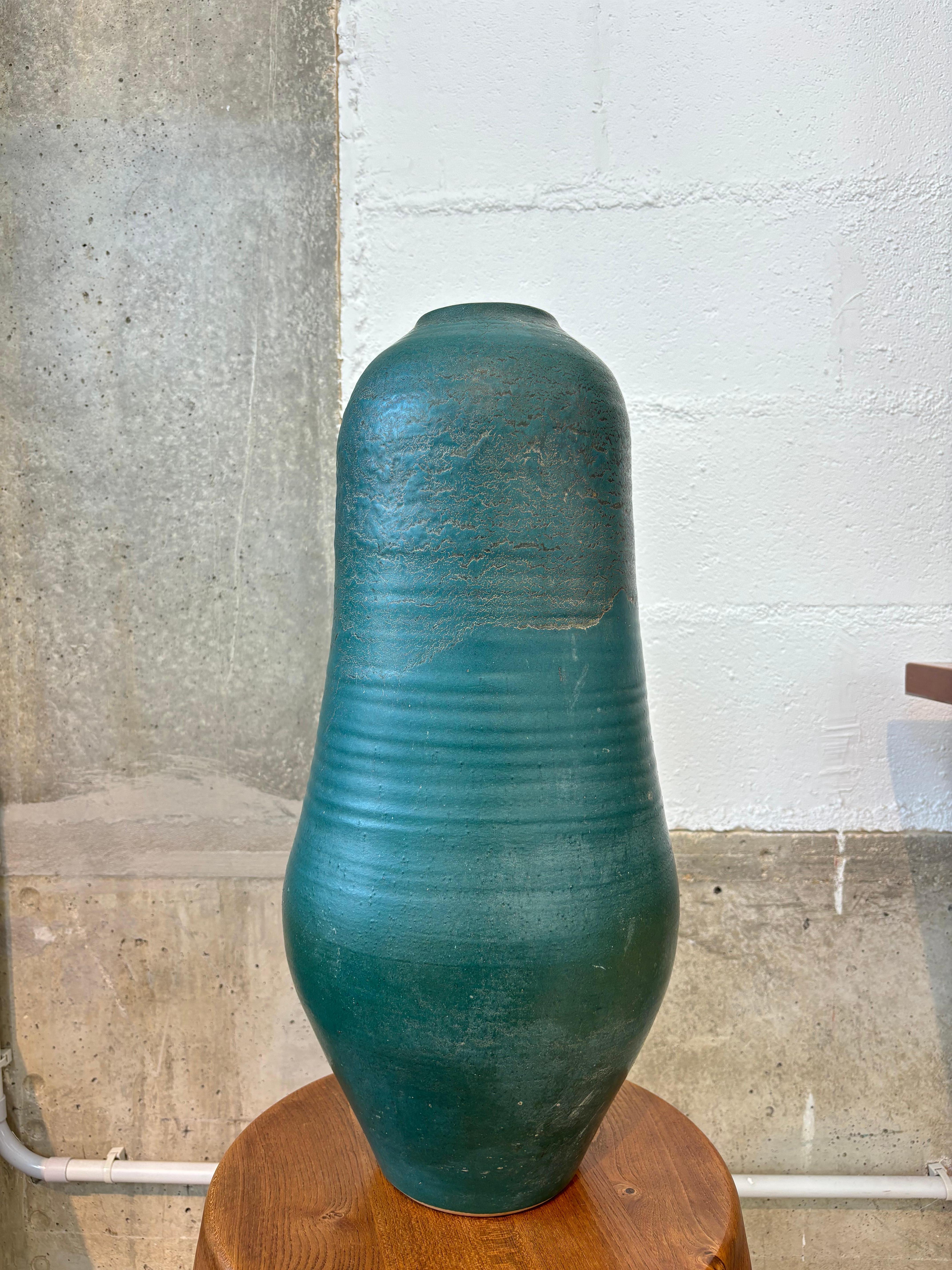 Jolie et grand vase circulaire y robert et Gyn Auguste. 