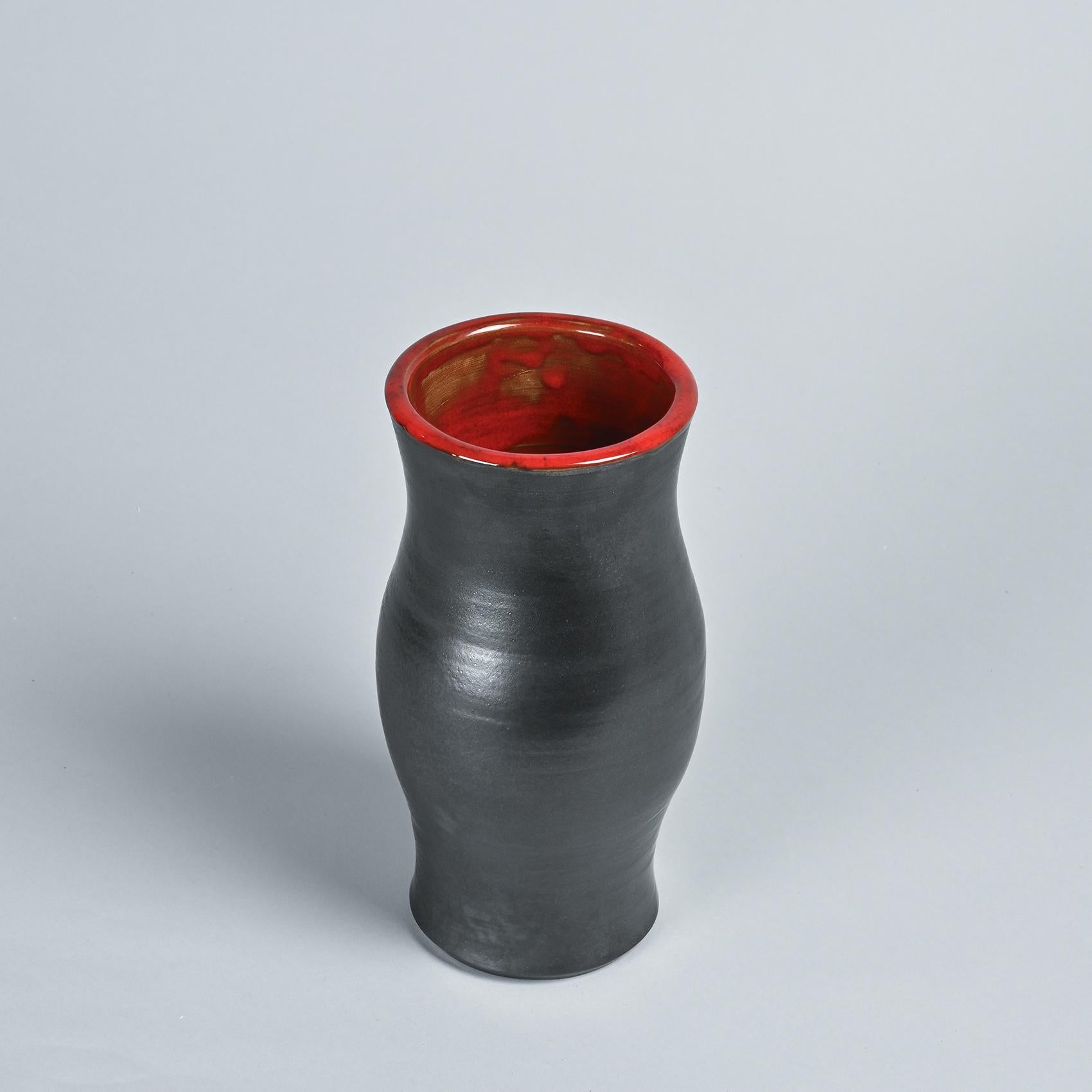 Grand vase de Robert et Jean Cloutier, maîtres jumeaux de la céramique française réputés pour leurs créations vibrantes et imaginatives. Nés au début du XXe siècle, les frères Cloutier sont célébrés pour leur approche innovante et leur esthétique