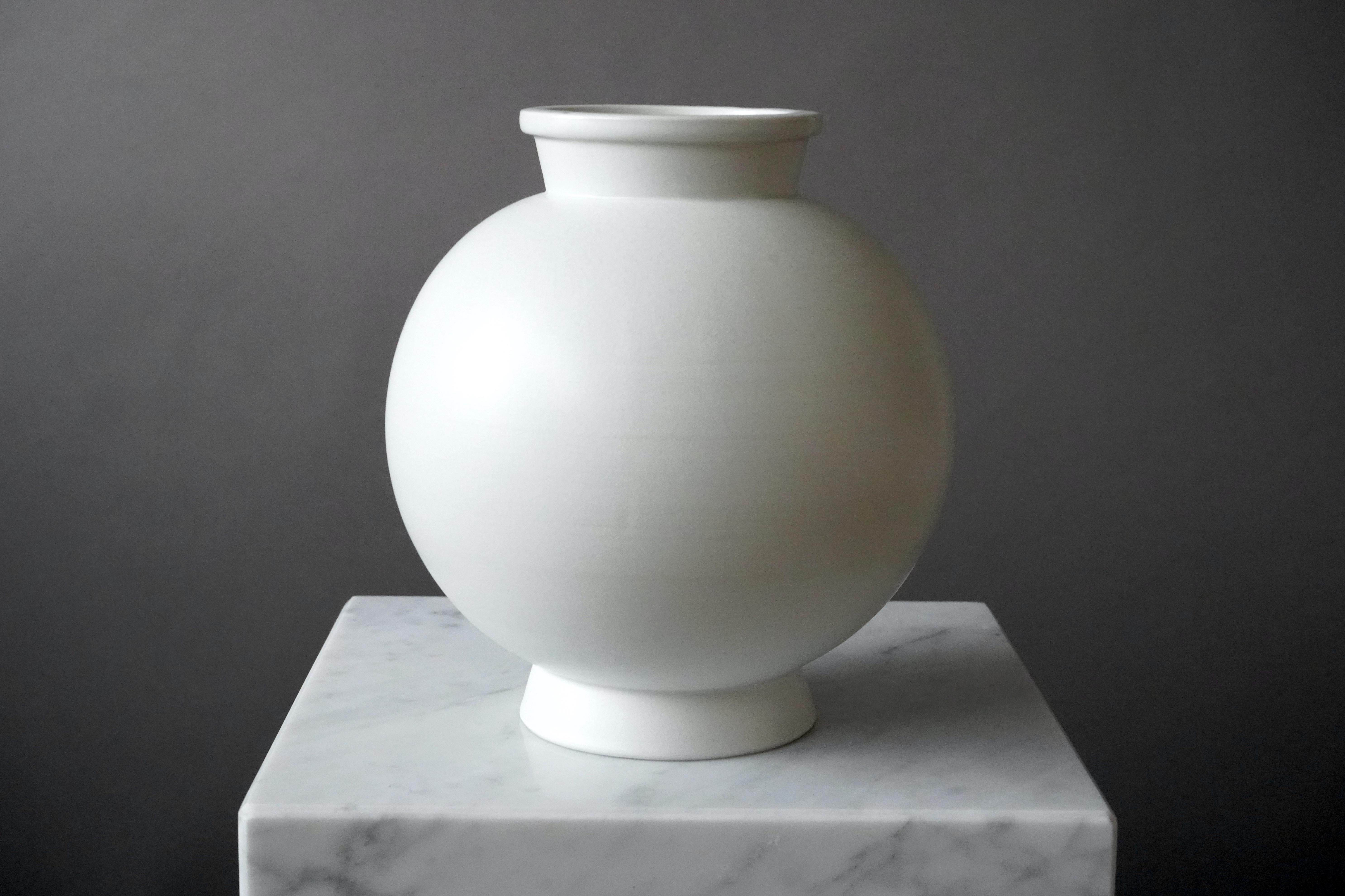 Scandinavian Modern Large Vase 'Carrara' by Wilhelm Kåge for Gustavsberg Studio, Sweden, 1940s For Sale