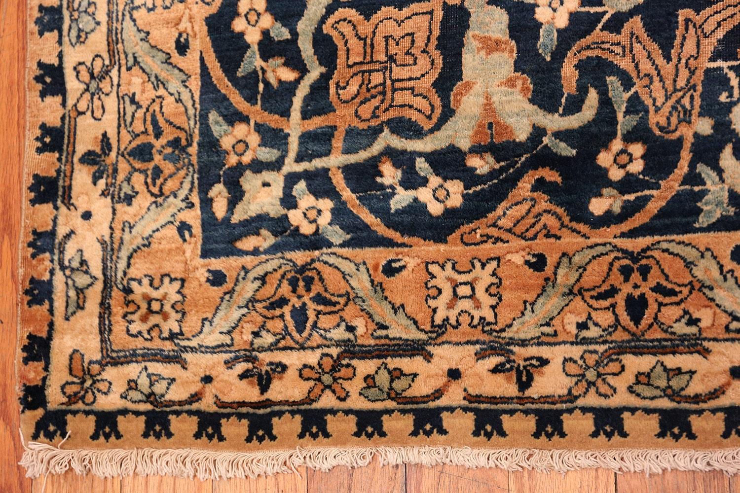 Schöne große Vase Design antike persische Kerman Teppich, Herkunftsland / Teppich-Typ: Antike persische Teppiche, CIRCA Datum: 1900. Größe: 10 ft 4 in x 16 ft 6 in (3,15 m x 5,03 m).