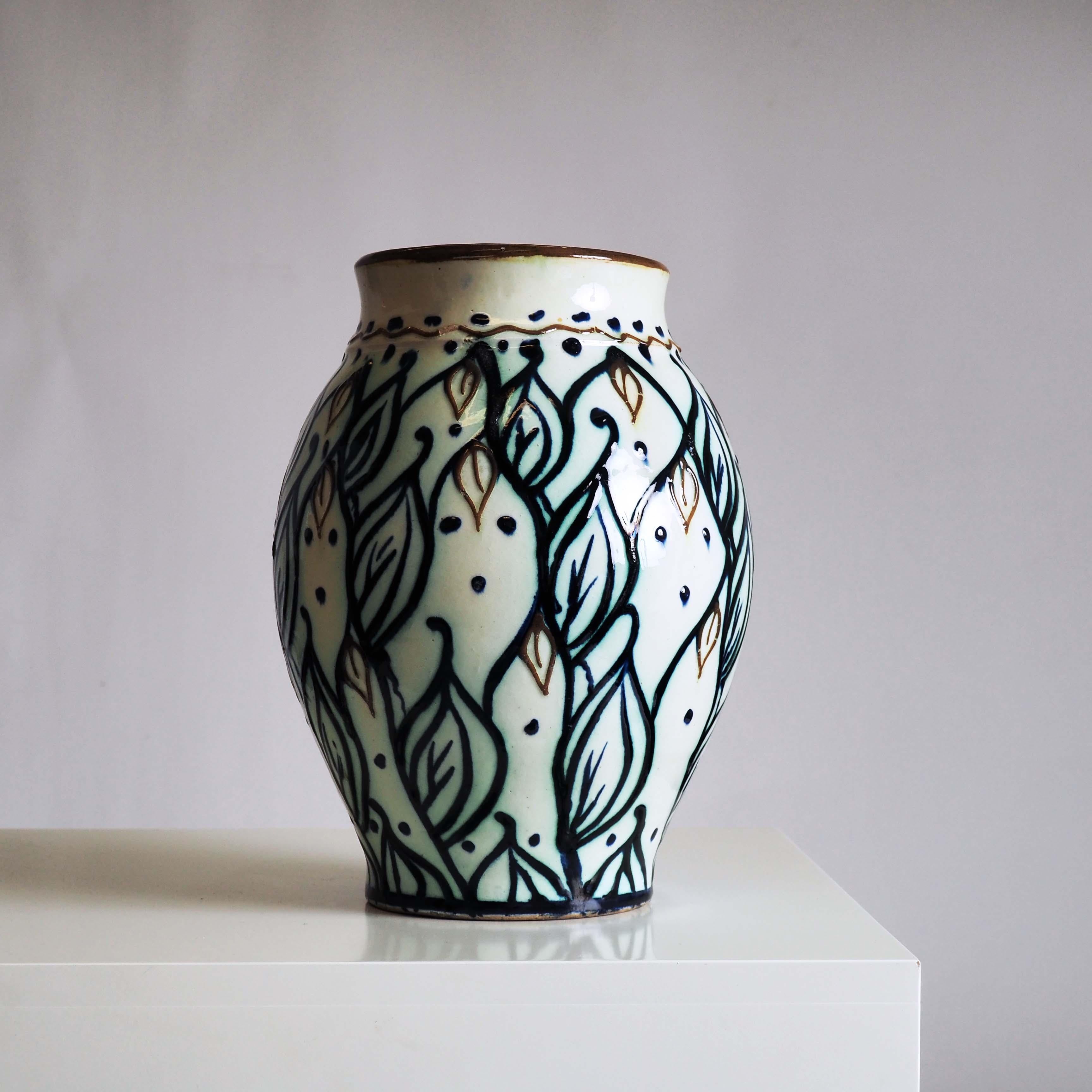 Vase, die mit einer Technik verziert ist, bei der ein farbiger Tonschlamm als Farbe verwendet wird. Diese Vase ist ein sehr schönes, frühes Beispiel für die Produktion in Upsala-Ekeby, Schweden.