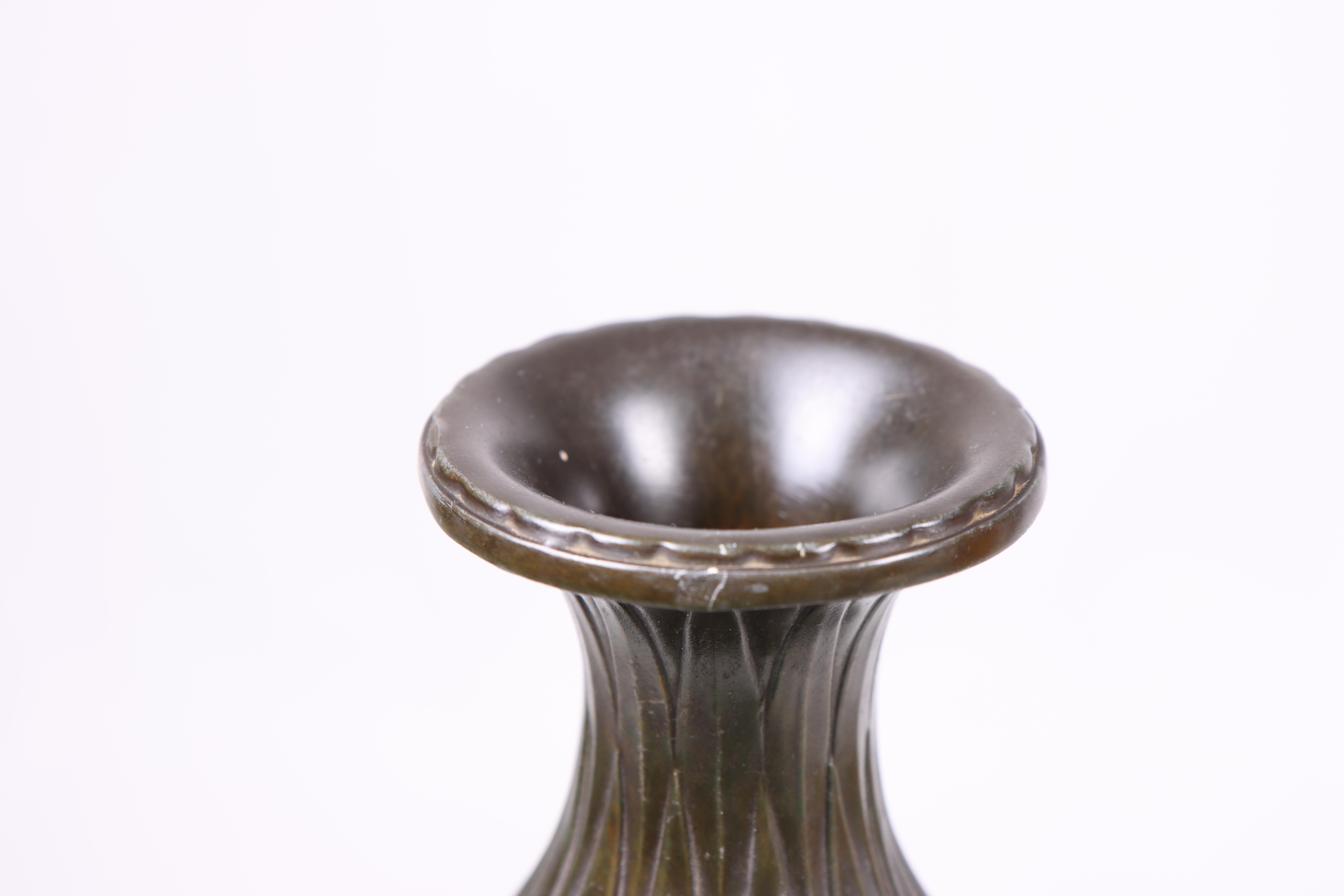 Vase aus Disco-Metall Modell 2411 von Ib Just Andersen. Verrückt in Dänemark Dänemark, 1940er Jahre. Toller Originalzustand.