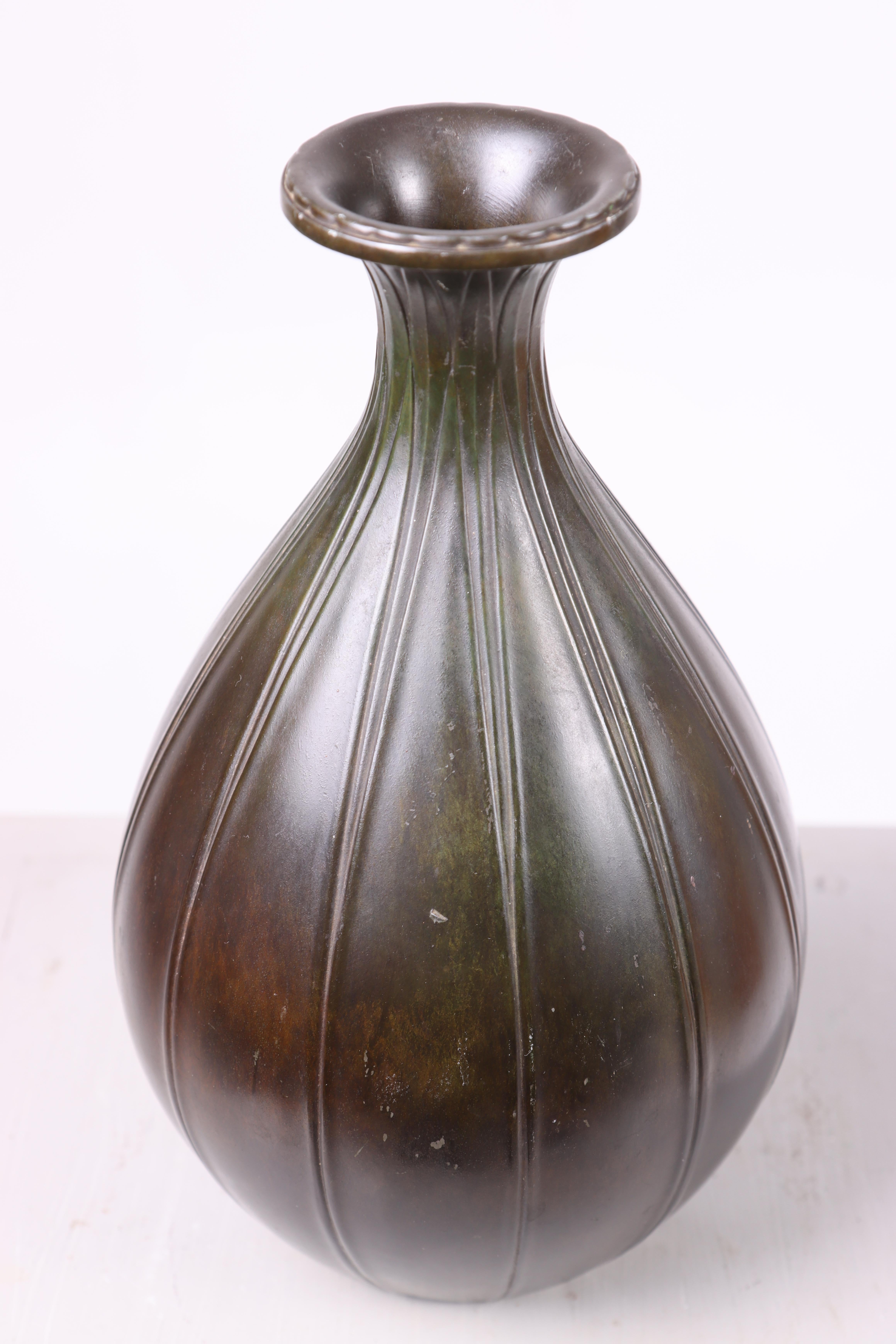 Große Vase aus Metall „Disko“ von Just Andersen, hergestellt in Dänemark, 1940er Jahre (Skandinavisch) im Angebot