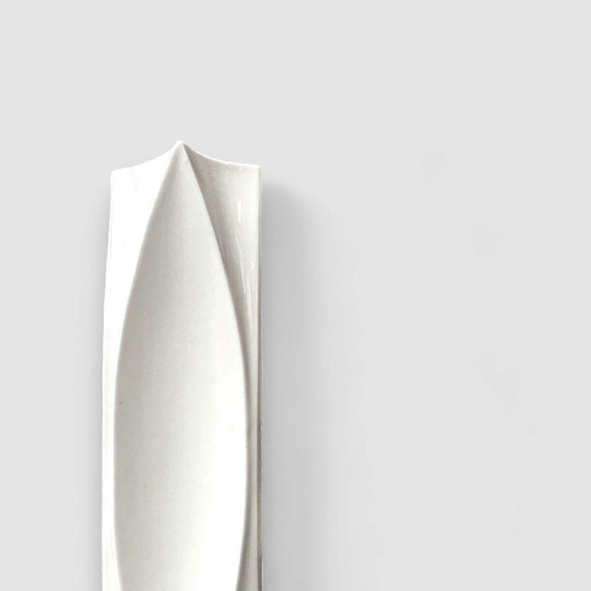 Uno straordinario vaso di grandi dimensioni di Jan van der Vaart (1931-2000). Tra la metà degli anni '70 e l'inizio degli anni '80, Jan van de Vaart sperimentò vasi dalle forme piegate. Questo è un esemplare eccezionale in un elegante colore bianco.