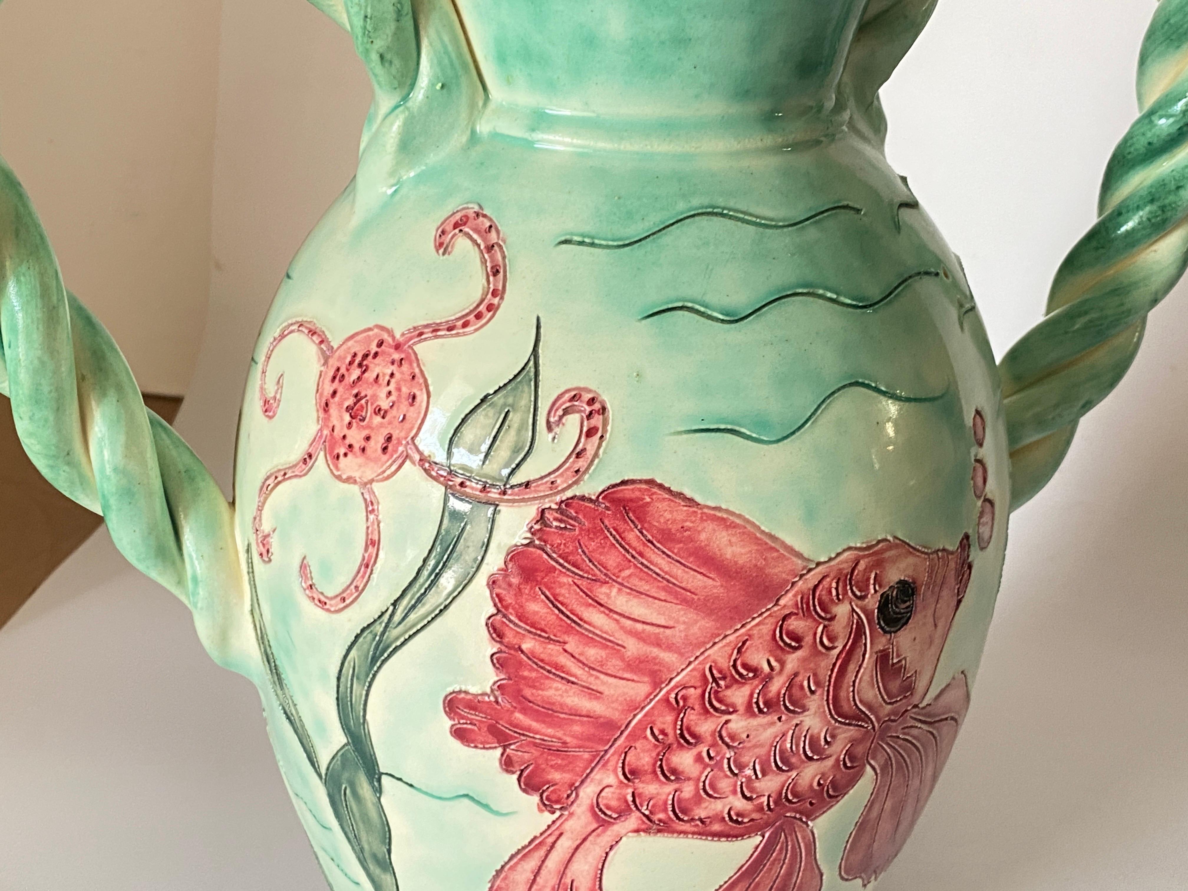 Hollywood Regency Grand vase en céramique peinte, Vallauris, vert rose  France, 1970, signé en vente