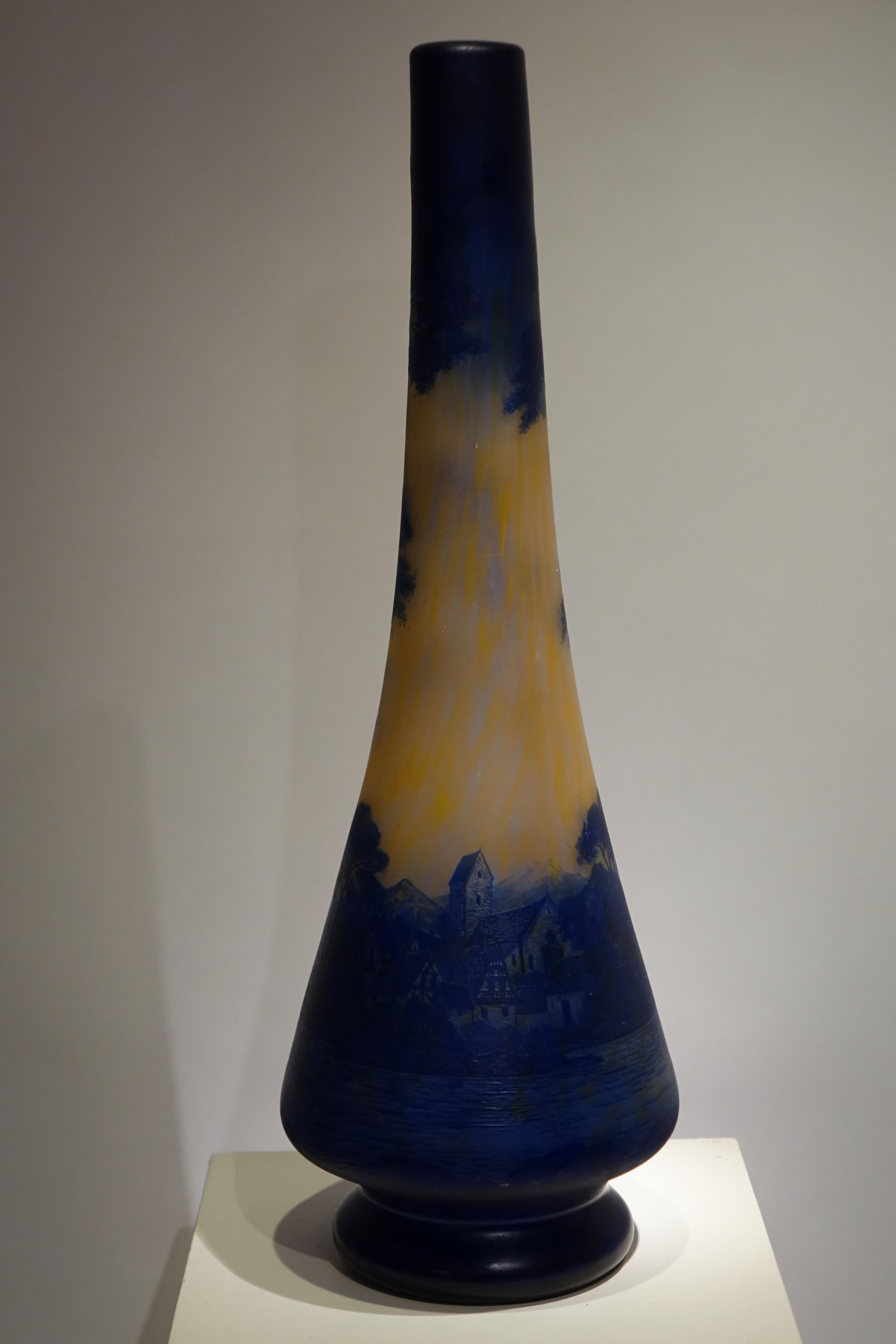 Grande vaso di Richard BURGSTHAL, maestro vetraio francese, il cui vero nome è Rene BILLA.
Dal 1912, dopo aver conosciuto Gustave Fayet, si stabilì a Bièvres e sviluppò la propria fornace, utilizzando le opere del monaco Théophile, risalenti al