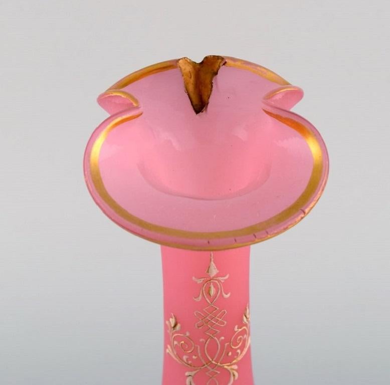 Large Vase in Pink Mouth-Blown Art Glass Decorated with 24 Carat Gold Leaf In Excellent Condition For Sale In Copenhagen, DK