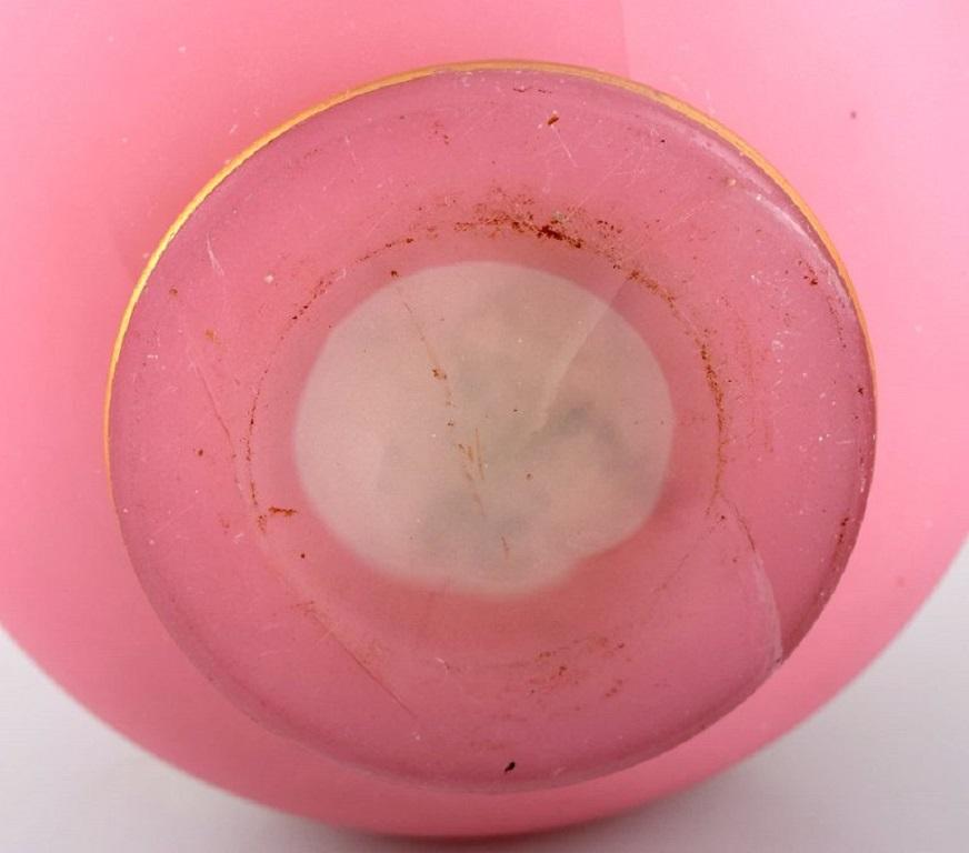 Large Vase in Pink Mouth-Blown Art Glass Decorated with 24 Carat Gold Leaf For Sale 2