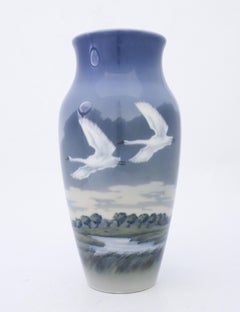 Große Vase aus Porzellan - Schwanen fliegen über einen See / Natur - Royal Copenhagen