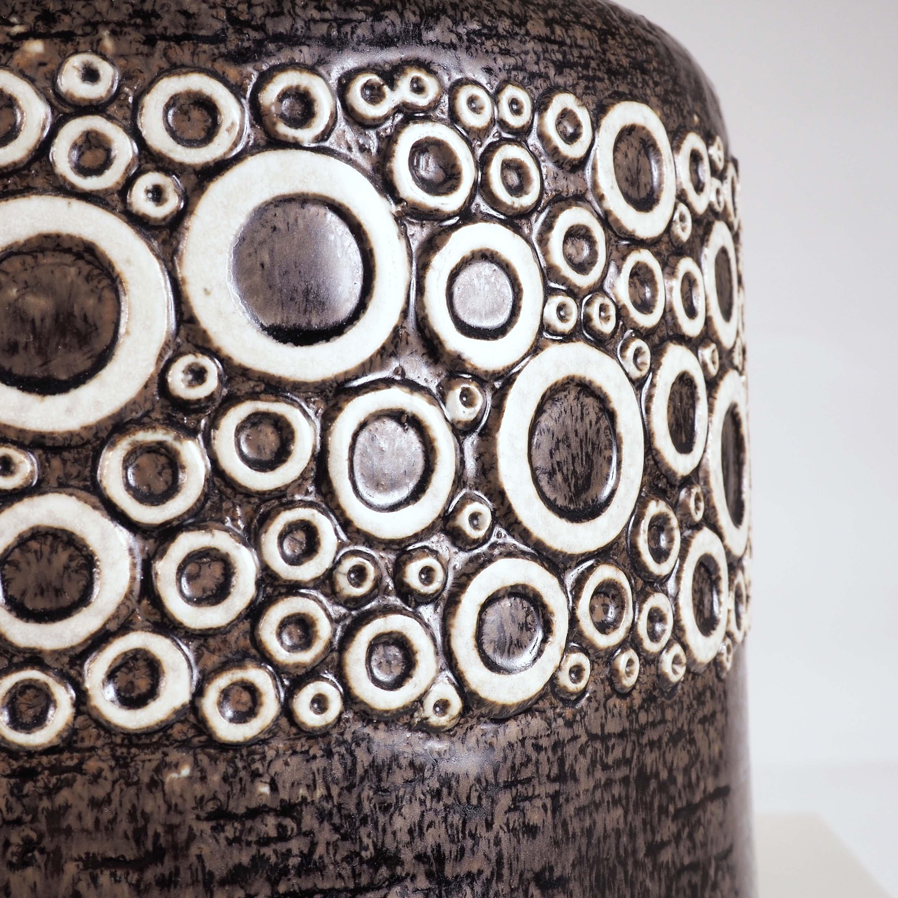 Britt-Louise Sundell war drei Jahrzehnte lang mit Gustavsberg verbunden. Sie entwarf Tafelgeschirr und einzigartige Keramikstücke. Diese majestätische Vase wurde in Gustavsbergs Atelier hergestellt und hat als Zeichen der Handwerkskunst die