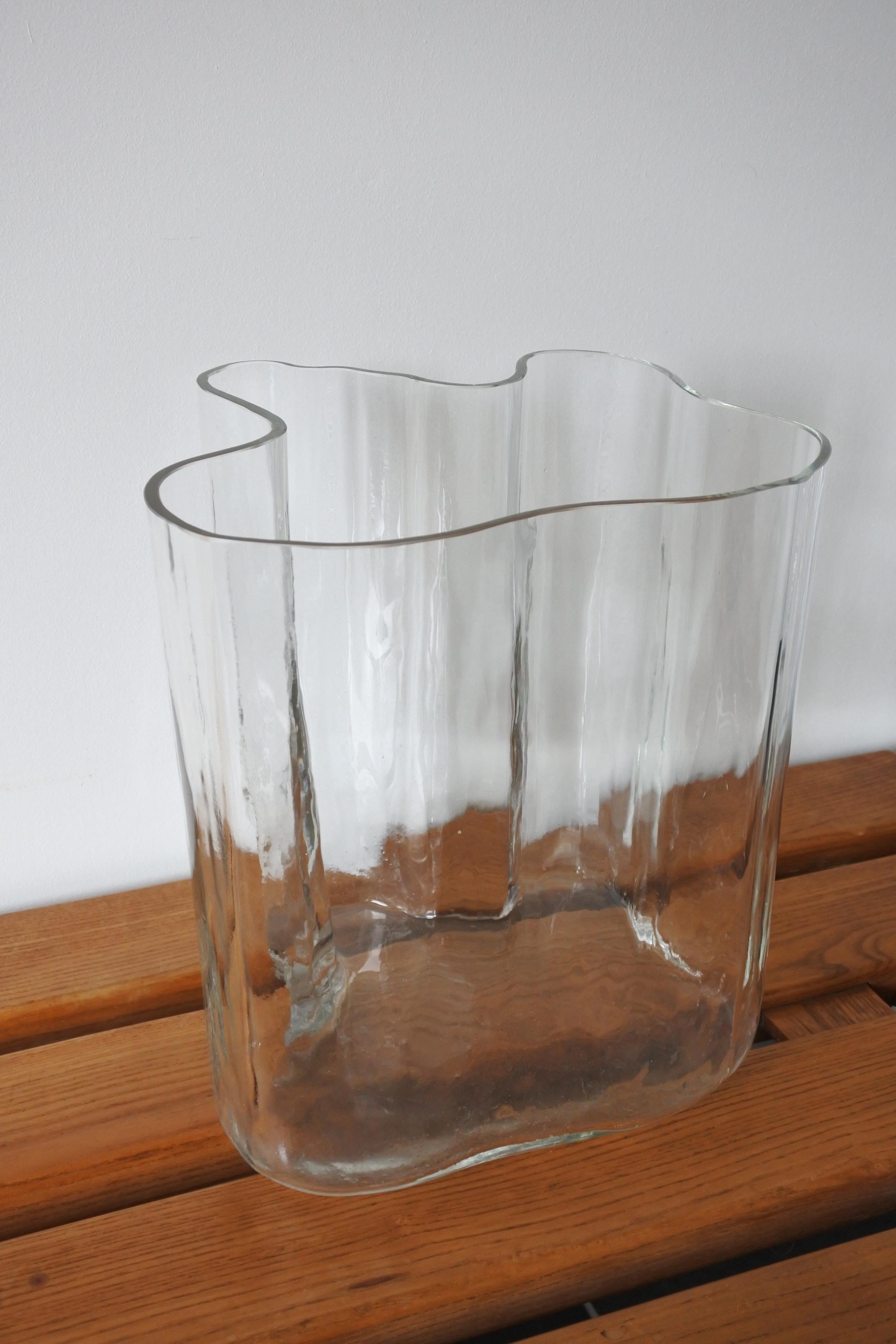 Milieu du XXe siècle Grand vase Modèle 3031 Savoy Designé par Alvar Aalto pour Iittala, Finlande, 1956