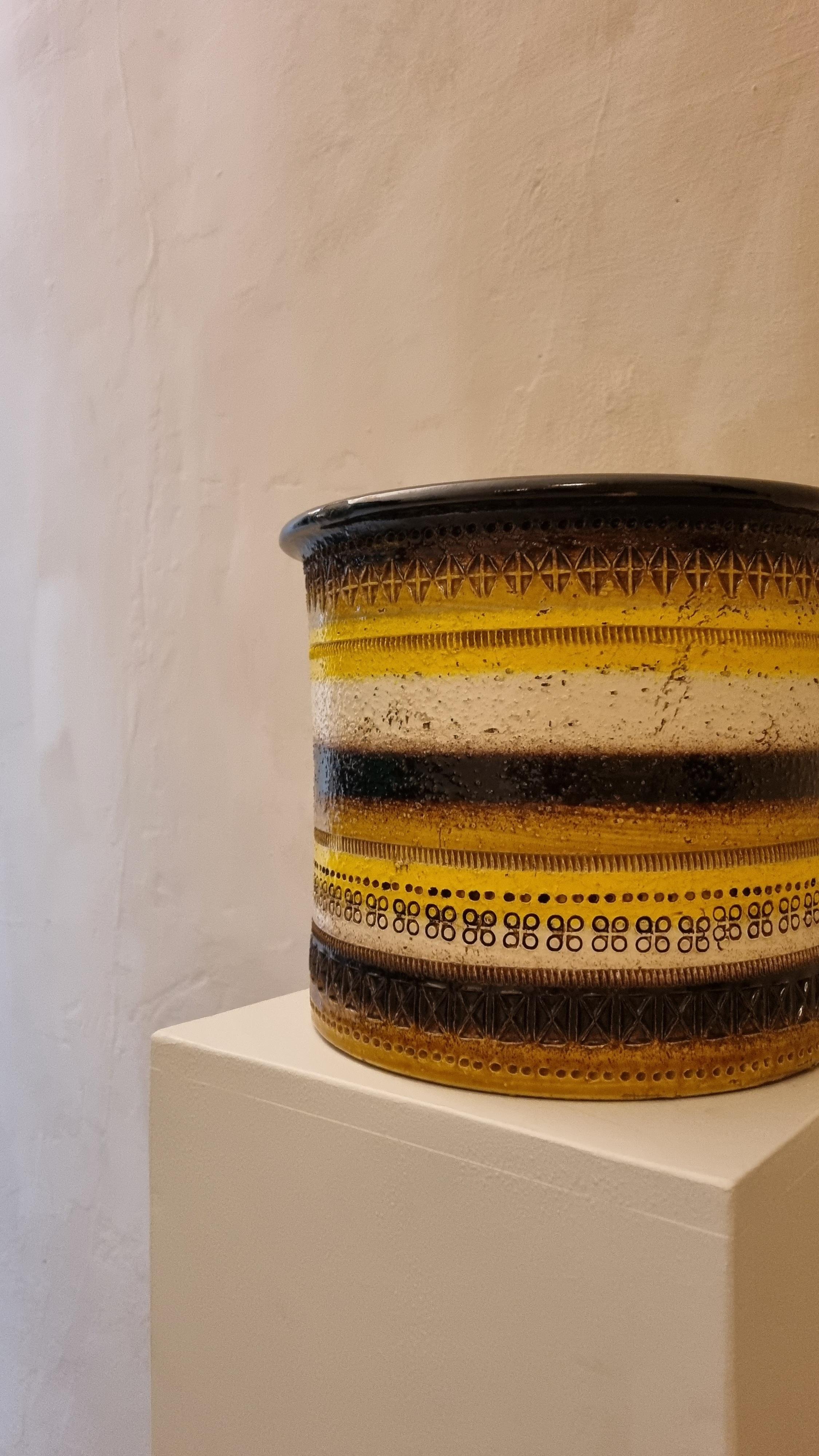 Rimini Pflanzgefäß aus Keramik  von Aldo Londi für Ceramiche Bitossi Montelupo, 70er Jahre.
Terrakotta, malerische Verzierung.
Jedes von Bitossi geschaffene Werk folgt einem sehr komplexen Arbeitsprozess, sowohl im formalen als auch im dekorativen