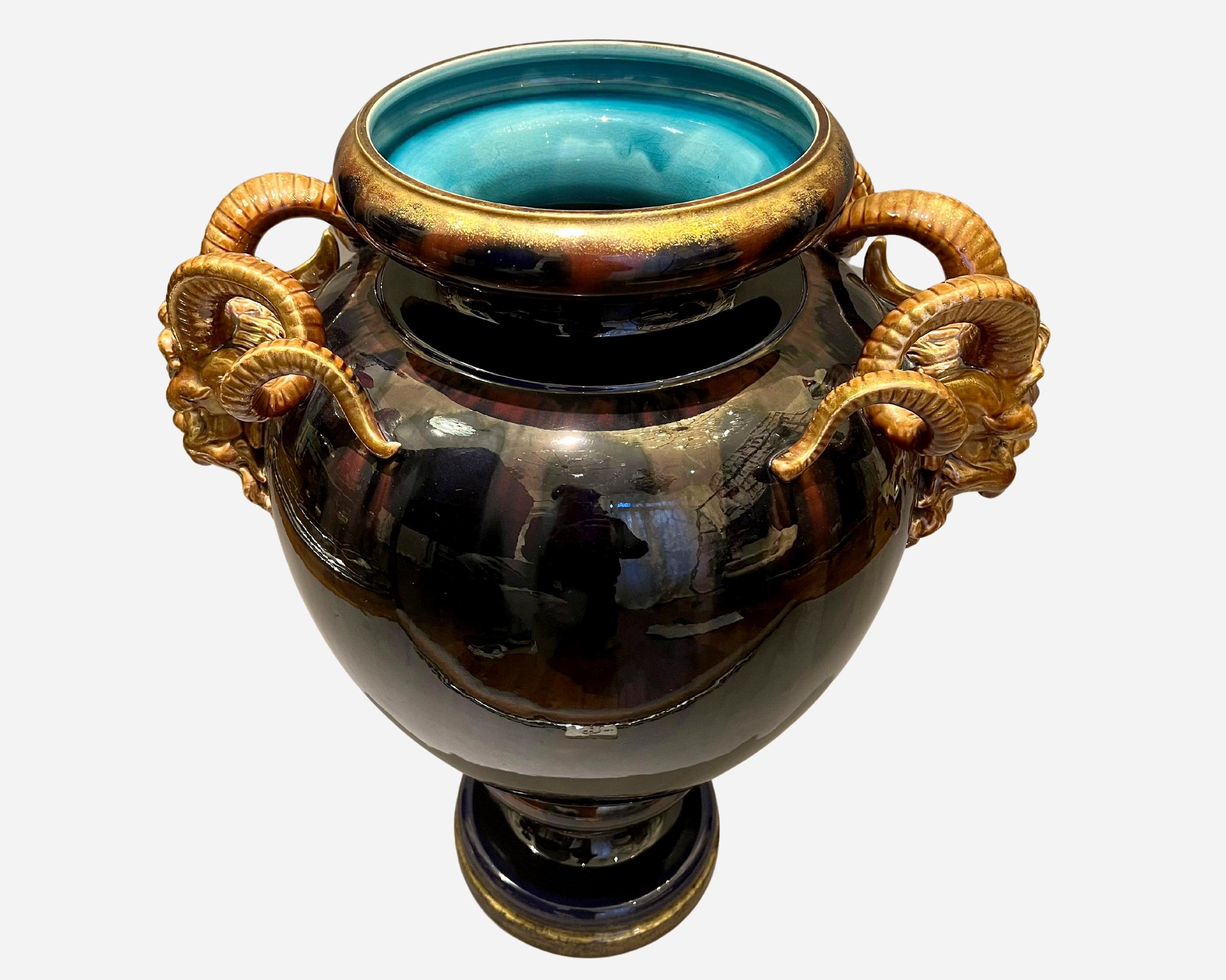 Neoclassico Grande vaso su piedistallo, Sarreguemines, Francia, seconda metà del XIX secolo in vendita