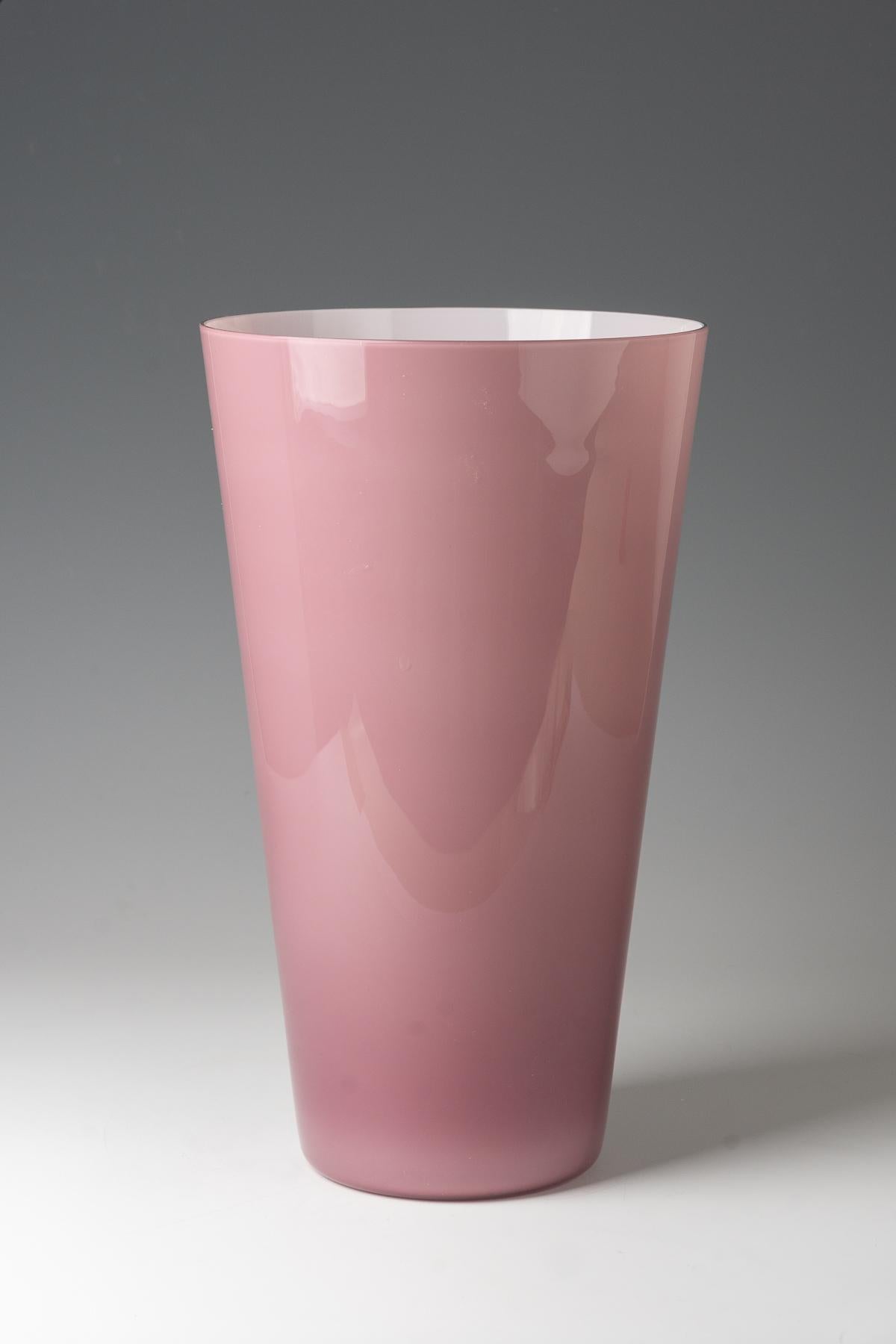 Vaso grande ''Opalino'' Venini, Murano, 1992 Vetro incolore, con sfumature bianco opale e viola. Marcato in vibroincisione: Venini 92. Label originale della manifattura. H. 36 cm

Condizioni eccellenti