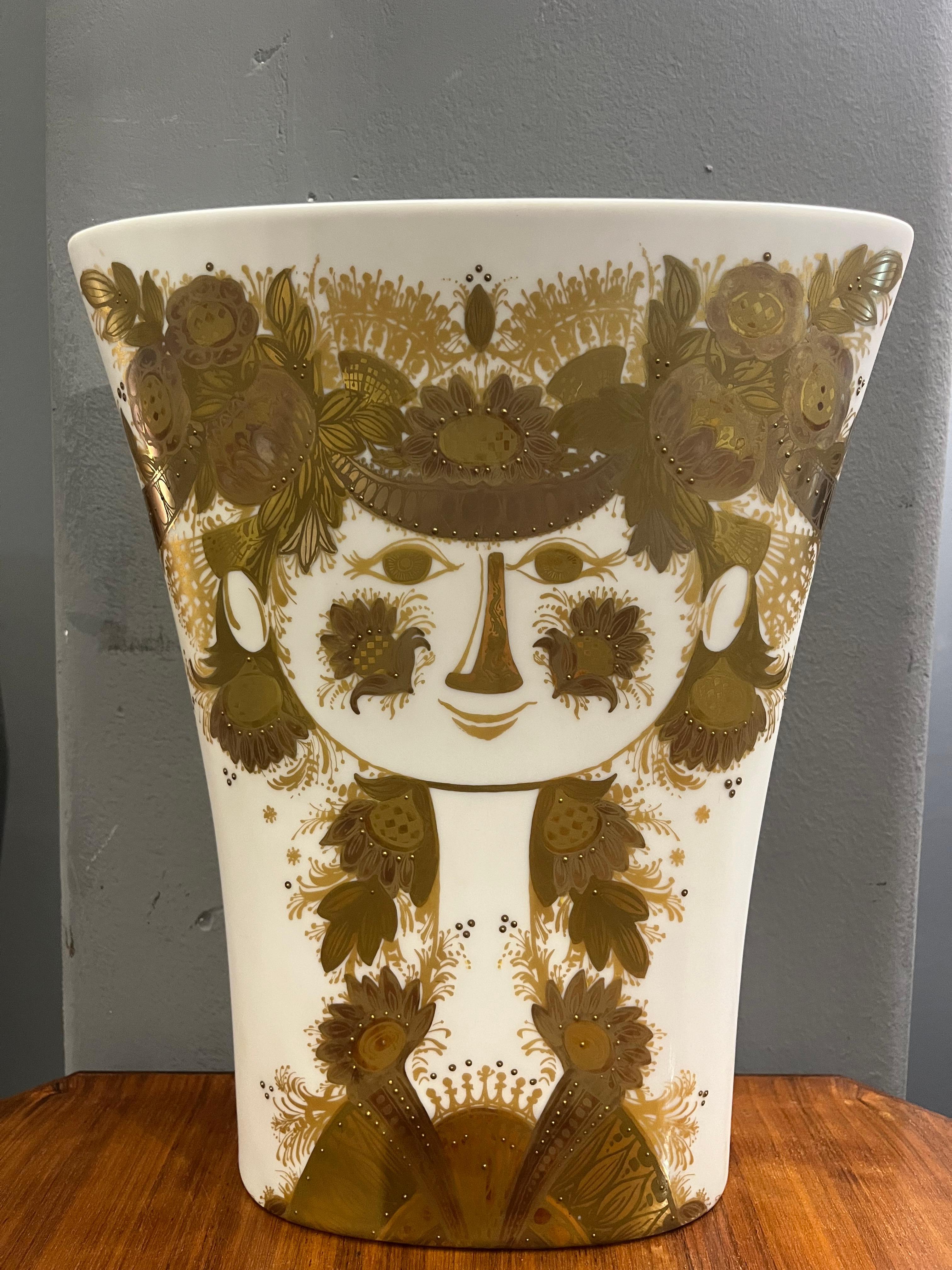 large vase Rosenthal Bjorn winblad studio line from the 60s. For sale a magnificent porcelain vase from the prestigious **Rosenthal** manufacturer, designed by the famous Danish artist **Bjørn Wiinblad**. This iconic piece stands out for its refined