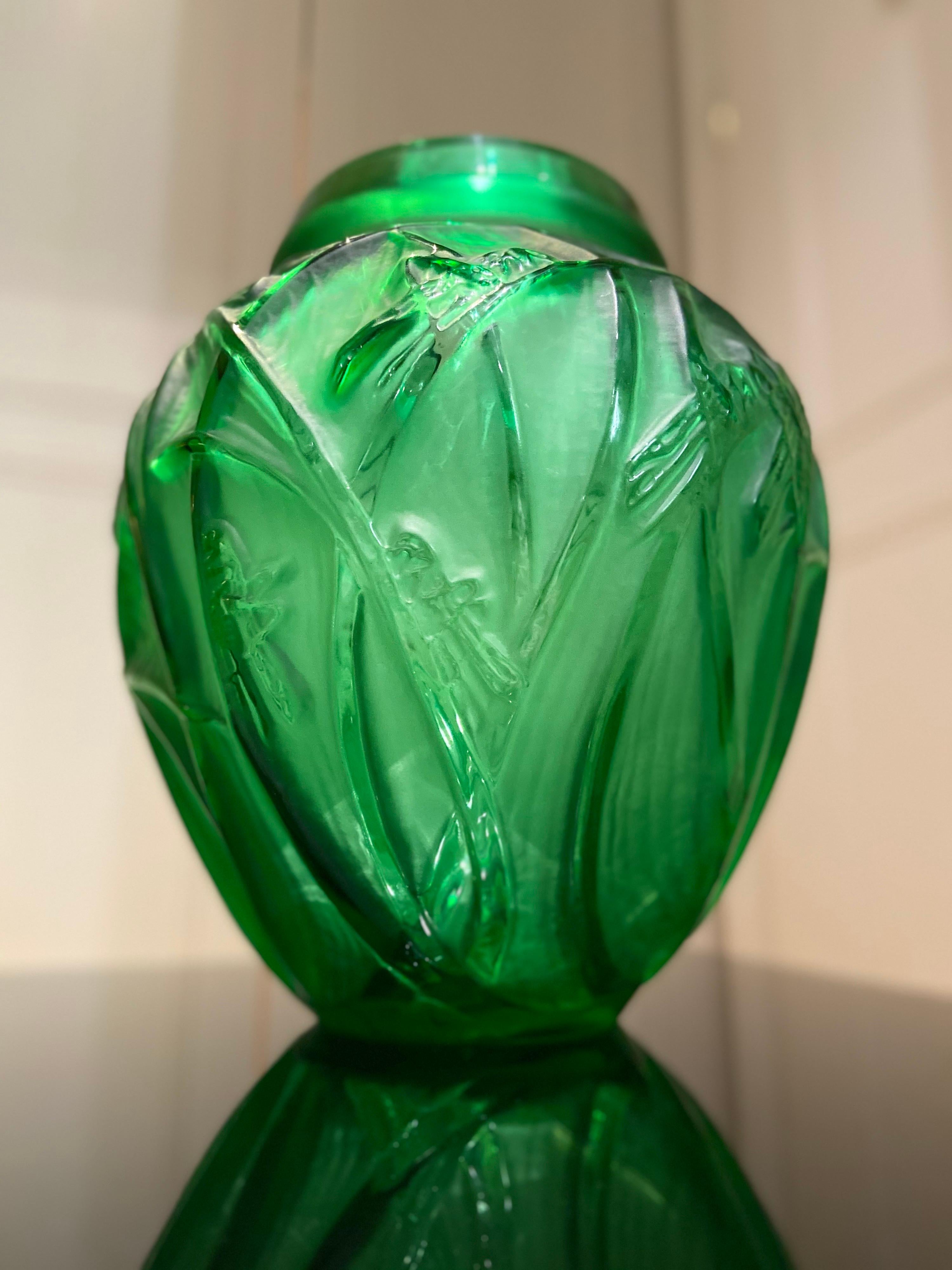Rare vase vert électrique de René Lalique 'Sauterelles'

 Vase Sauterelles en verre moulé dépoli à patine verte recouvert sur toute sa surface d'un motif de sauterelles assises sur des feuilles. 

 félix Marcilhac:: René Lalique - Catalogue raisonné