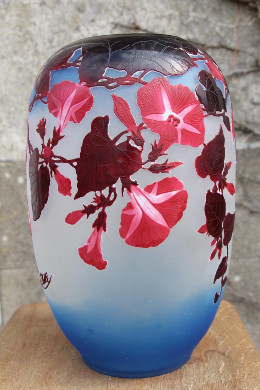grand vase multicouche gravé à l'acide volubilis, signé par Gallé couleurs exceptionnelles micro égrenure rapportée sur le pied.