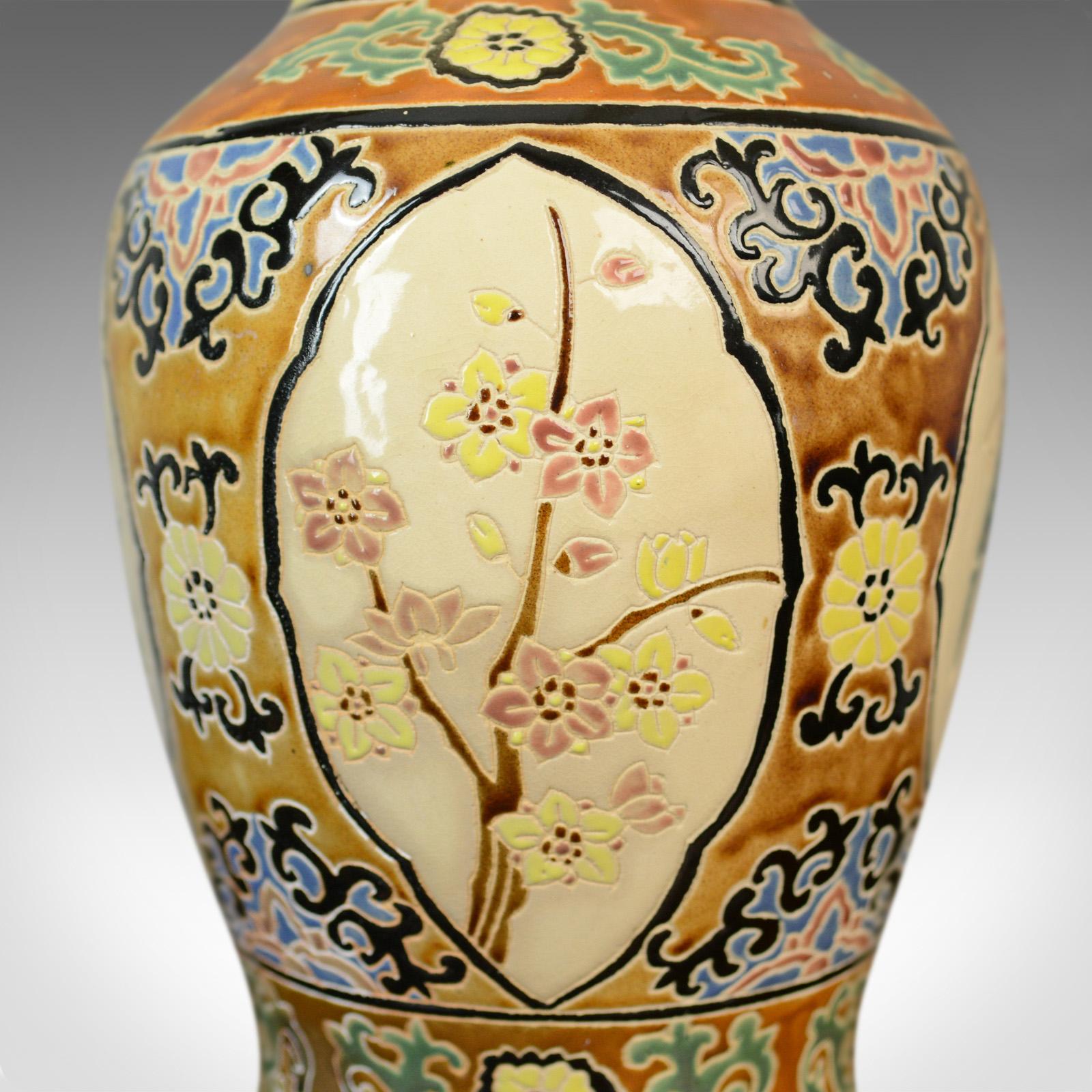 Grand vase, oriental, balustre, scènes de panneaux, fin du 20ème siècle Bon état - En vente à Hele, Devon, GB