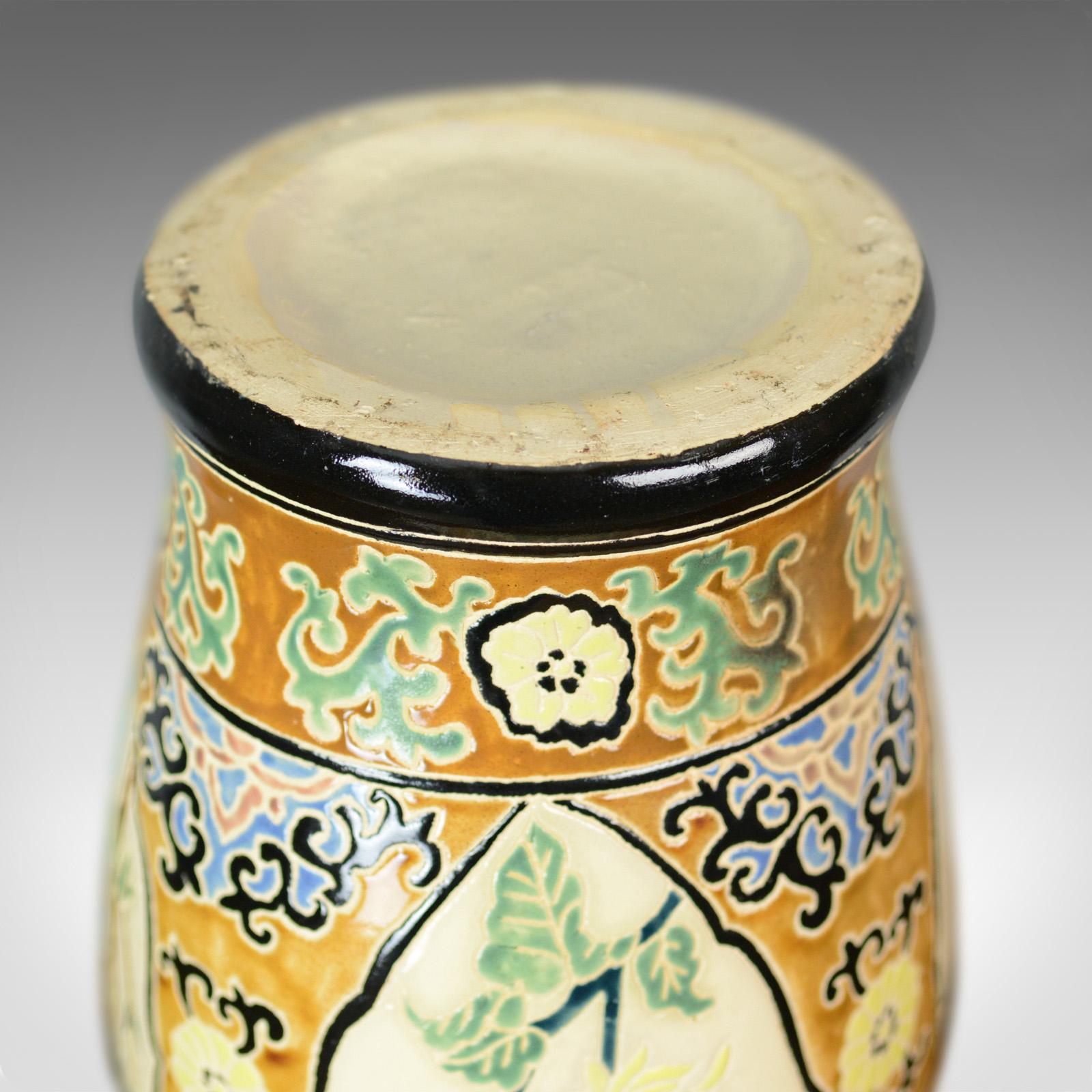 Céramique Grand vase, oriental, balustre, scènes de panneaux, fin du 20ème siècle en vente