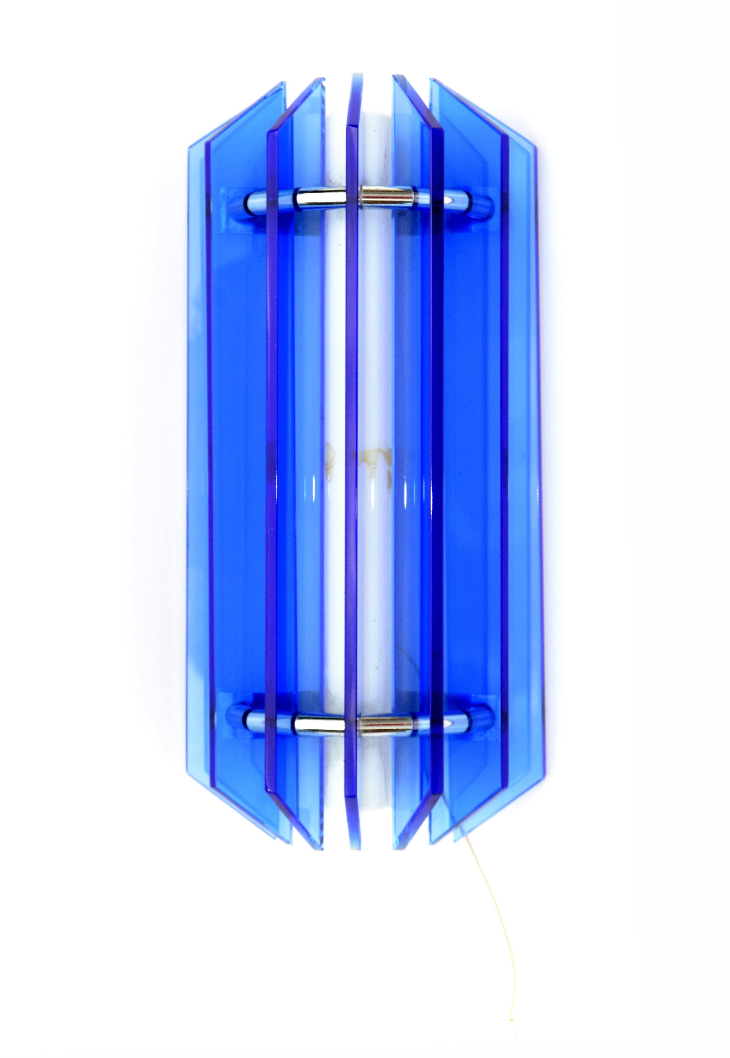 Stunning blue glass blades large sconce by VECA with chrome details, made in Italy in the late 1960s.
In perfect working condition and uses one tubular neon Light max. 60 watts.
Comes with a string pull and can be mounted horizontal or vertical.