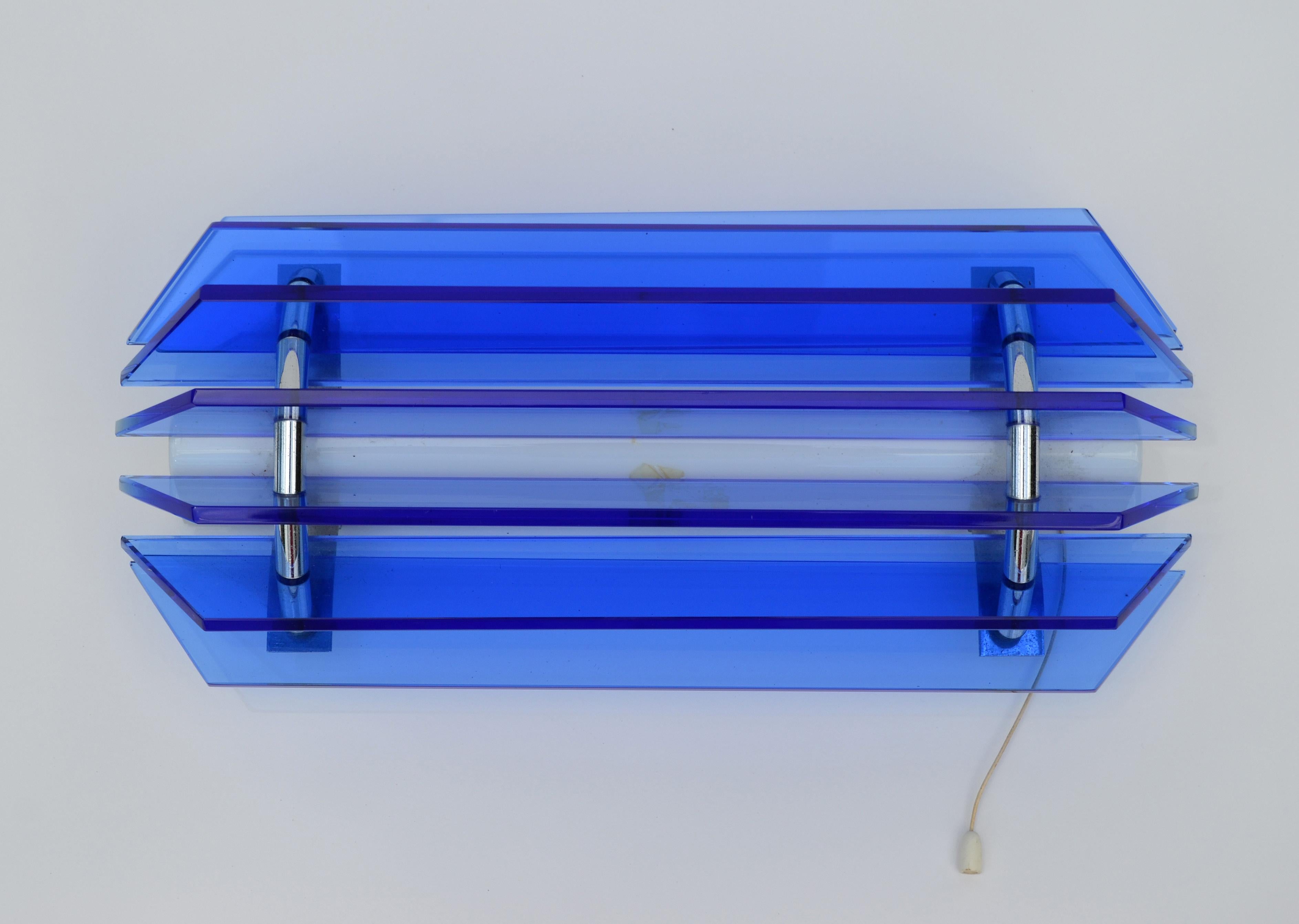 Großer blauer VECA-Glas-Chrom-Wandleuchter aus der Mitte des Jahrhunderts, Italien, 1960er Jahre (Moderne der Mitte des Jahrhunderts) im Angebot