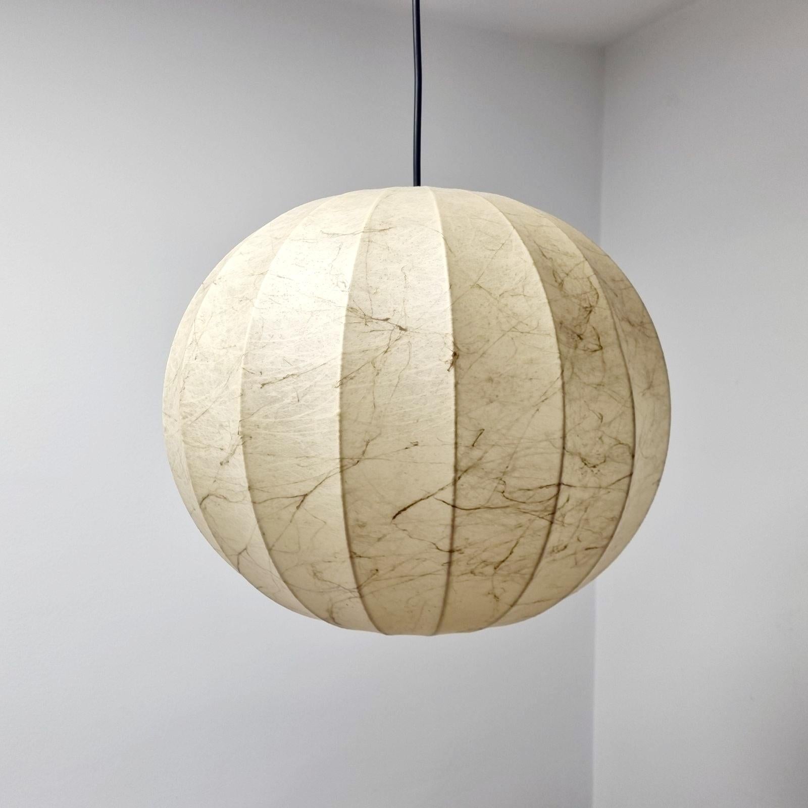 Stunning Large Mid Century round Cocoon Pendant Lamp
Designed by Achille Castiglioni and produced by Hille in Italy in the 60s