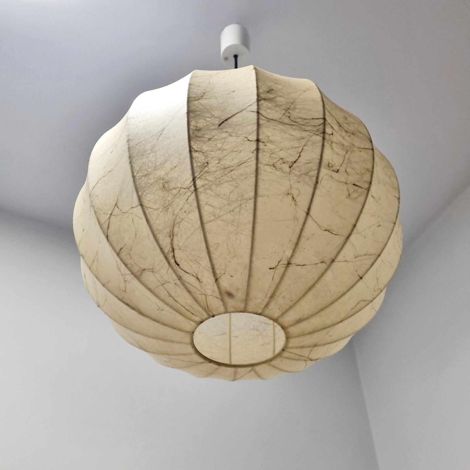 Mid-Century Modern Large Veined Beige Cocoon Pendant Lamp Designed by Castiglioni for Hille, 60s For Sale