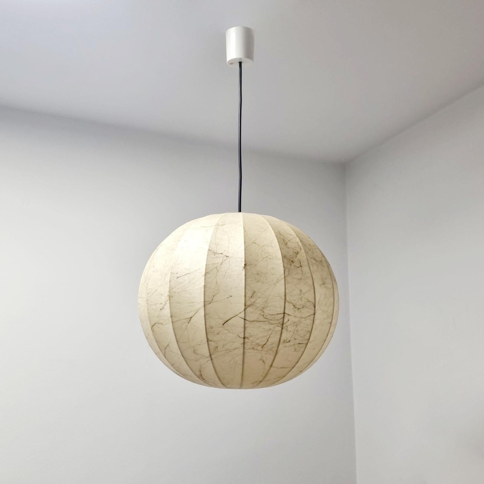 Mid-20th Century Large Veined Beige Cocoon Pendant Lamp Designed by Castiglioni for Hille, 60s For Sale