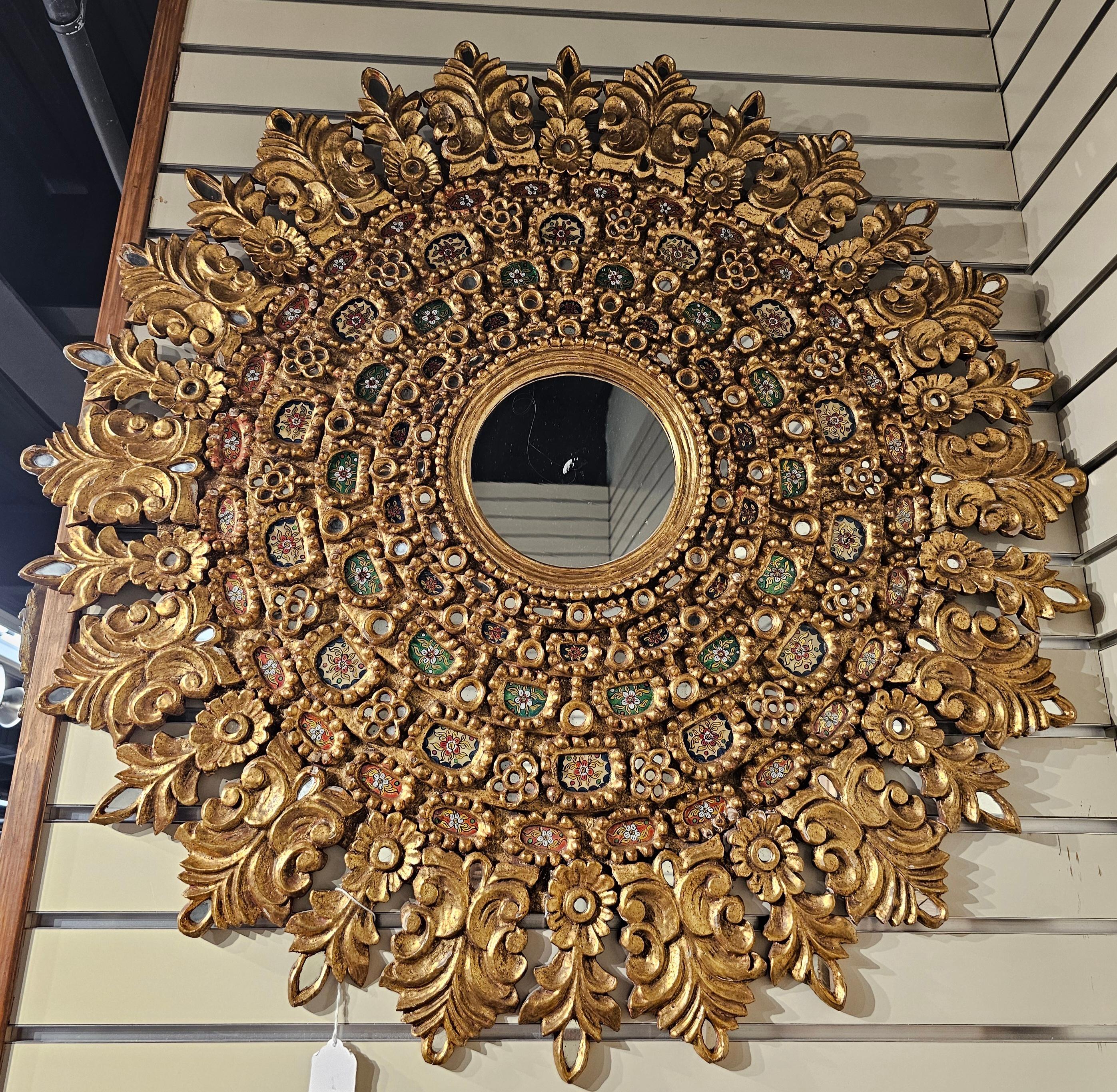 Grand miroir mural colonial espagnol Velasquez en bois doré et décoré de sequins en vente 2