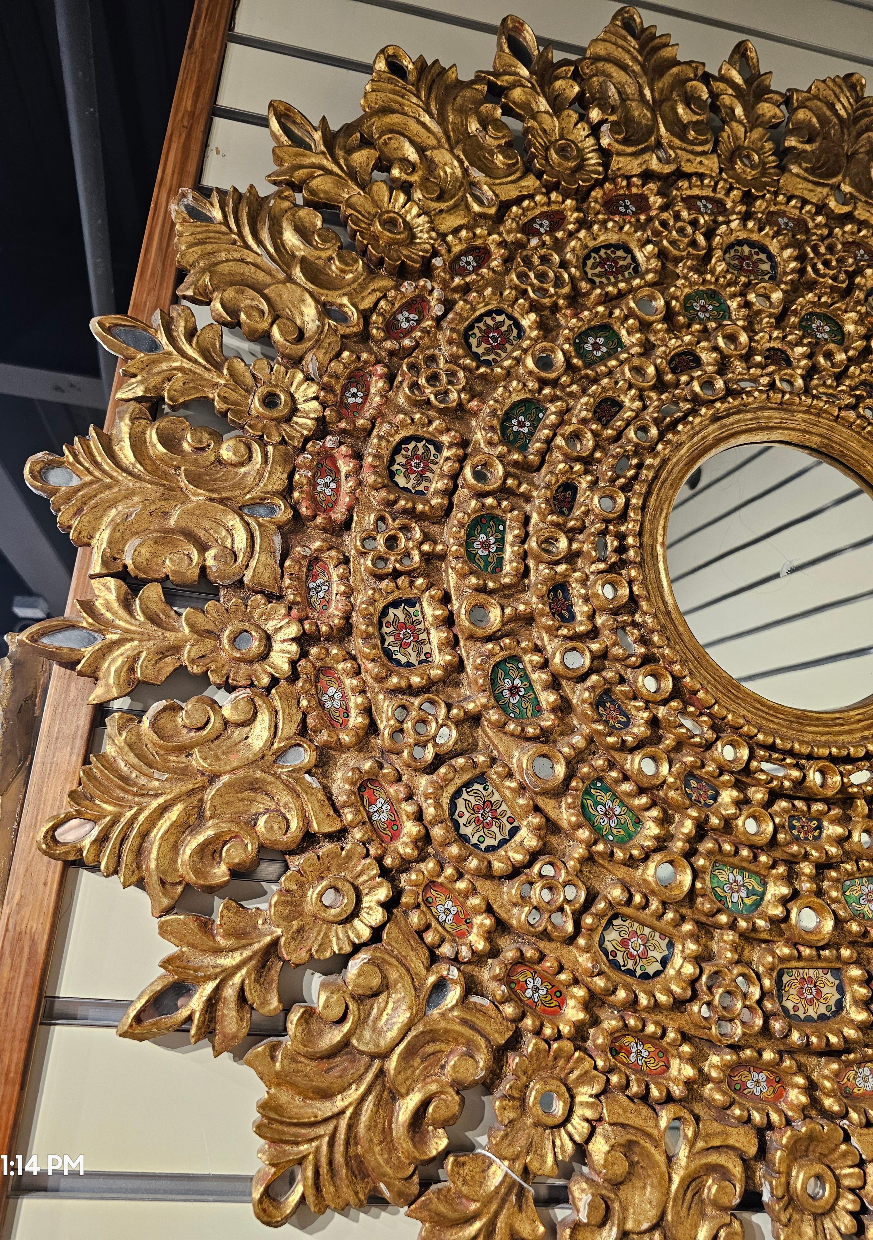 Grand miroir mural colonial espagnol Velasquez en bois doré et décoré de sequins en vente 3