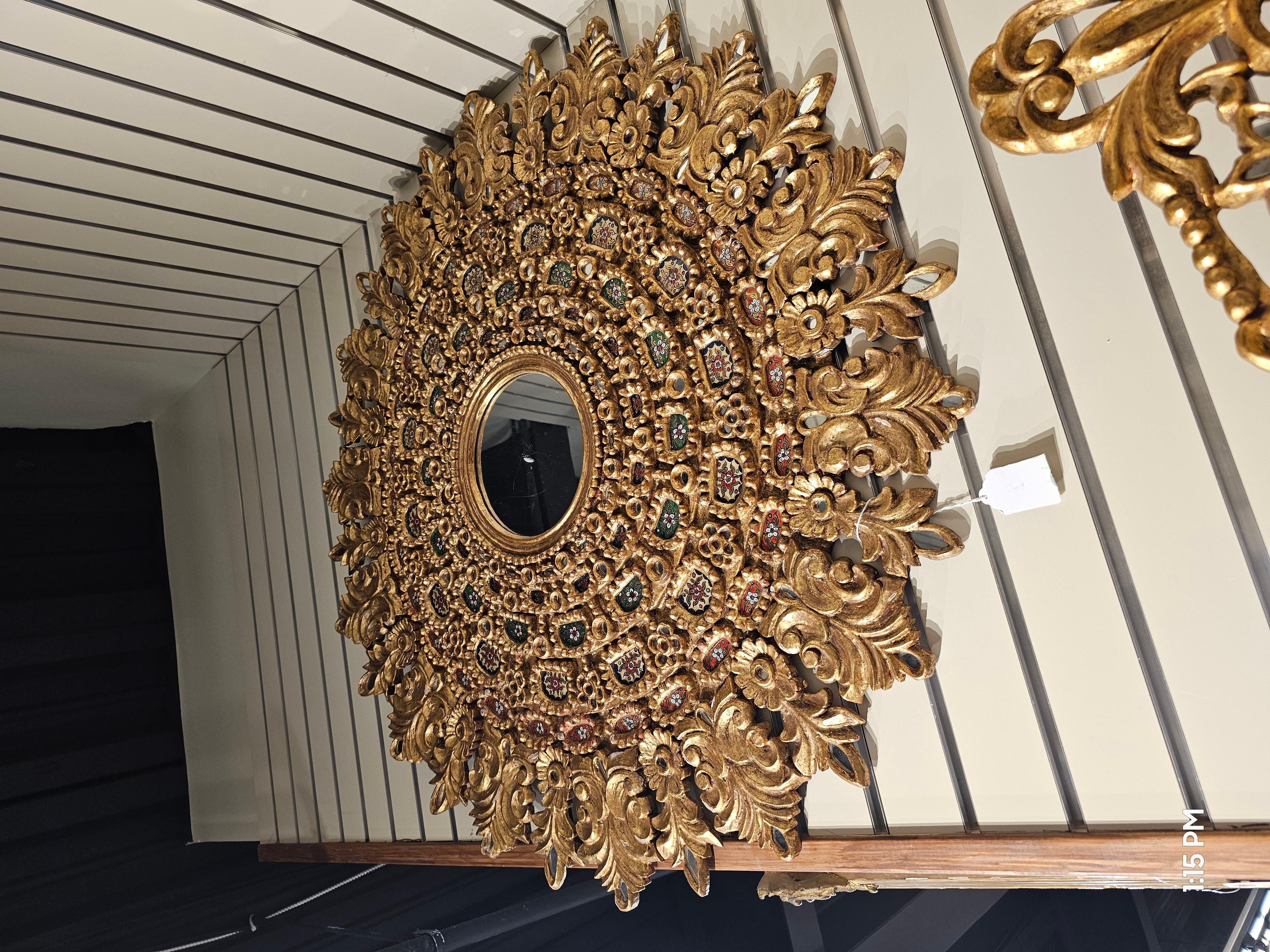 Grand miroir mural colonial espagnol Velasquez en bois doré et décoré de sequins en vente 4