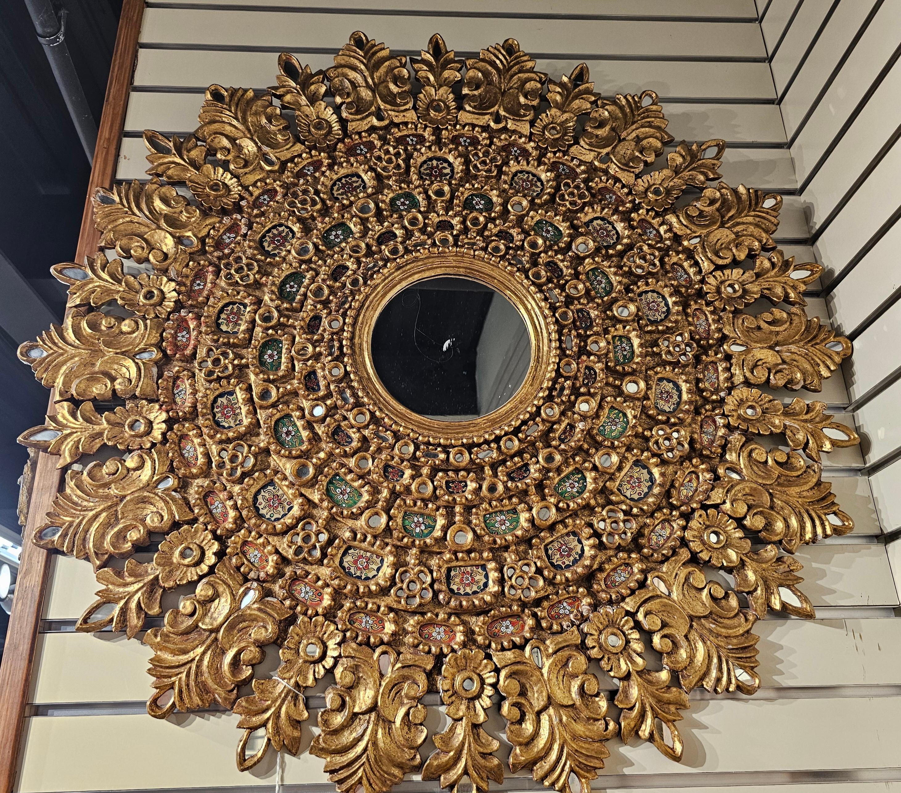Grand miroir mural colonial espagnol Velasquez en bois doré et décoré de sequins en vente 5