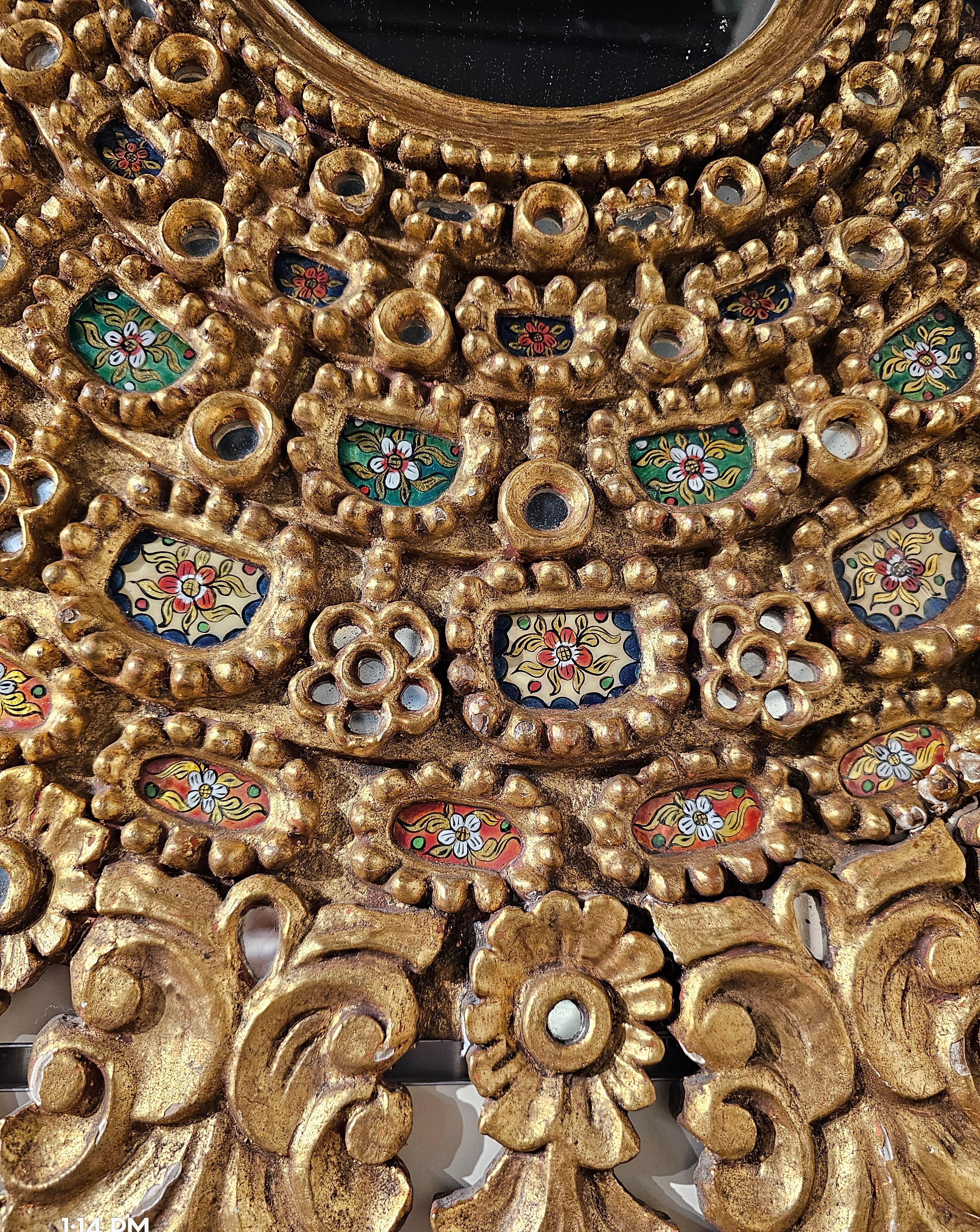 Grand miroir mural colonial espagnol Velasquez en bois doré et décoré de sequins en vente 6