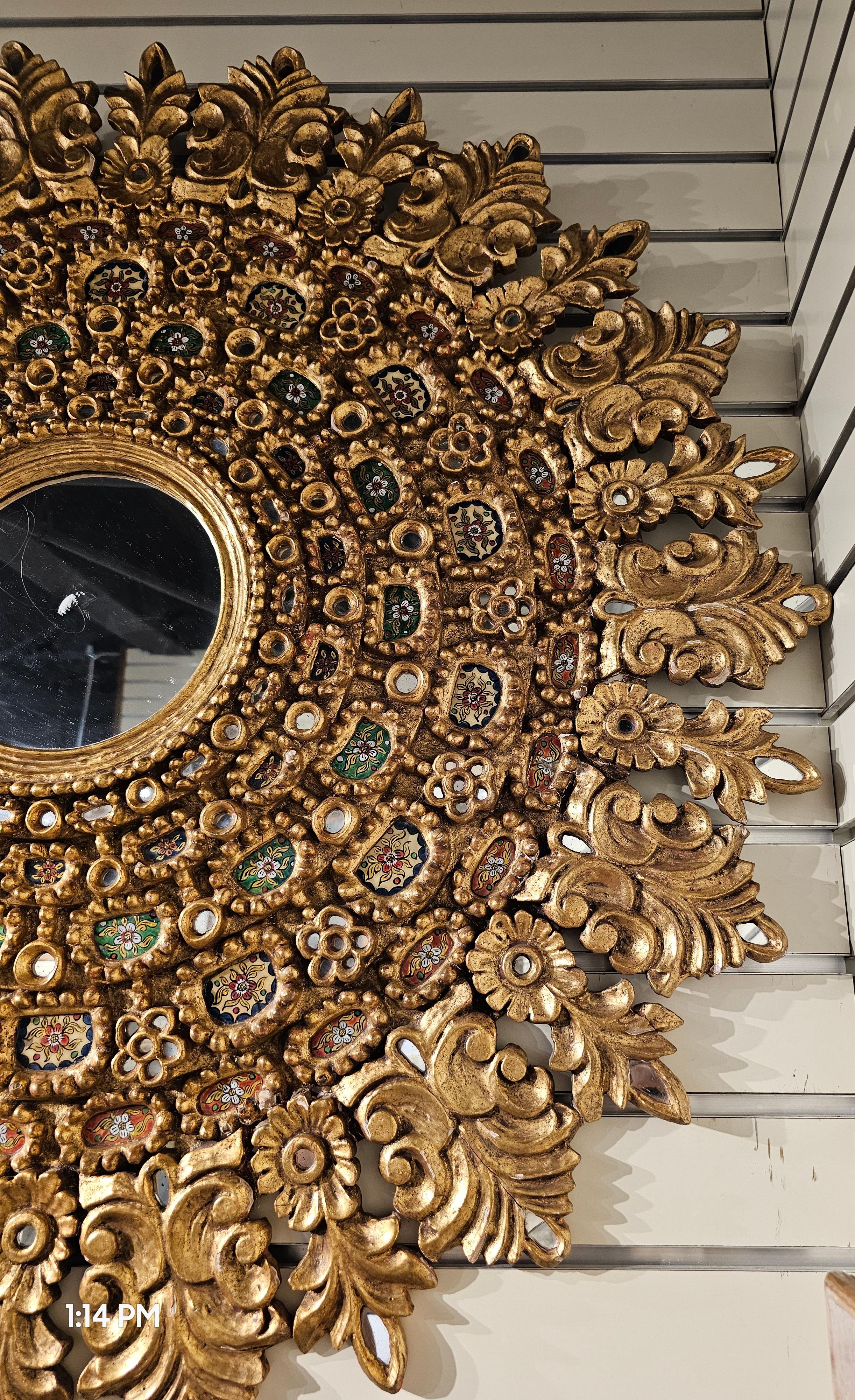 Grand miroir mural colonial espagnol Velasquez en bois doré et décoré de sequins en vente 7