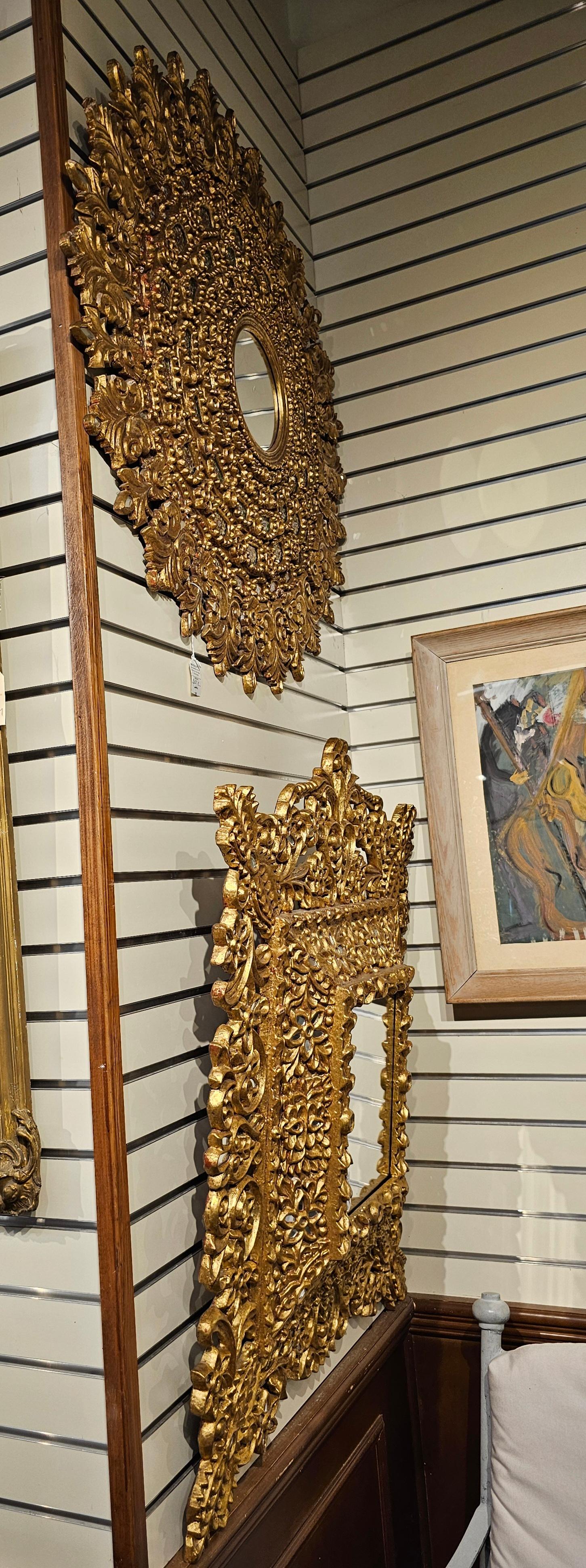 Grand miroir mural colonial espagnol Velasquez en bois doré et décoré de sequins en vente 8