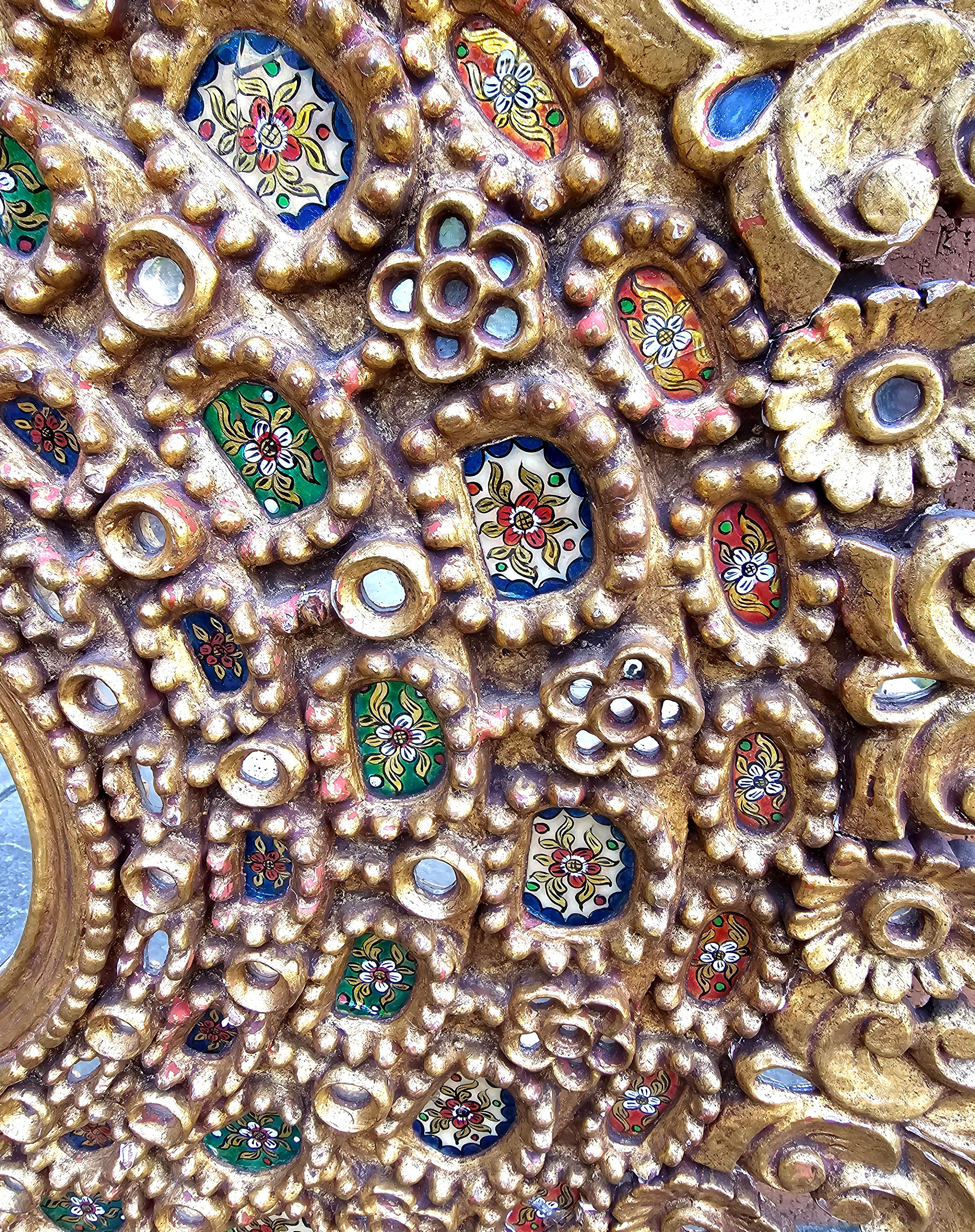 Péruvien Grand miroir mural colonial espagnol Velasquez en bois doré et décoré de sequins en vente
