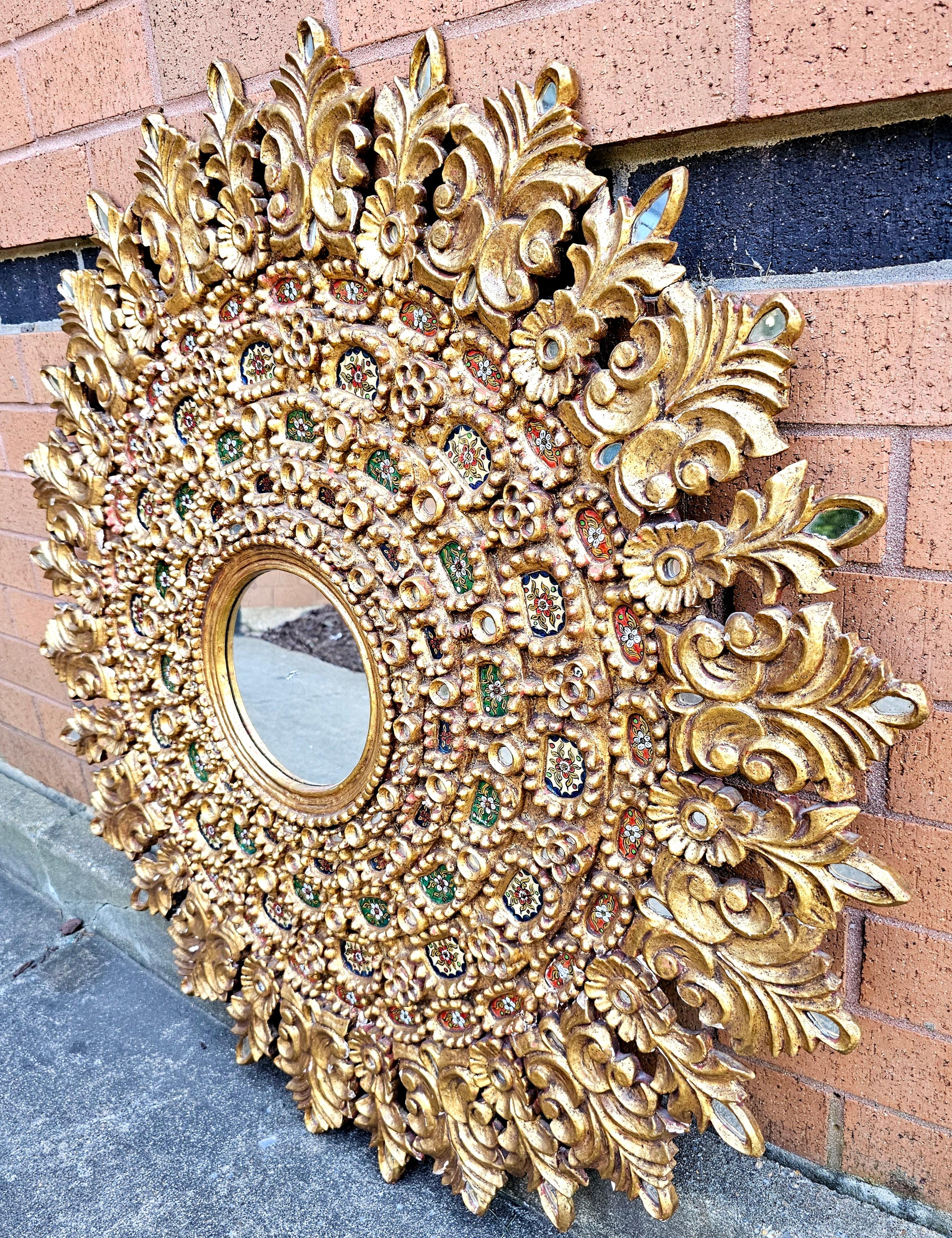 Doré Grand miroir mural colonial espagnol Velasquez en bois doré et décoré de sequins en vente