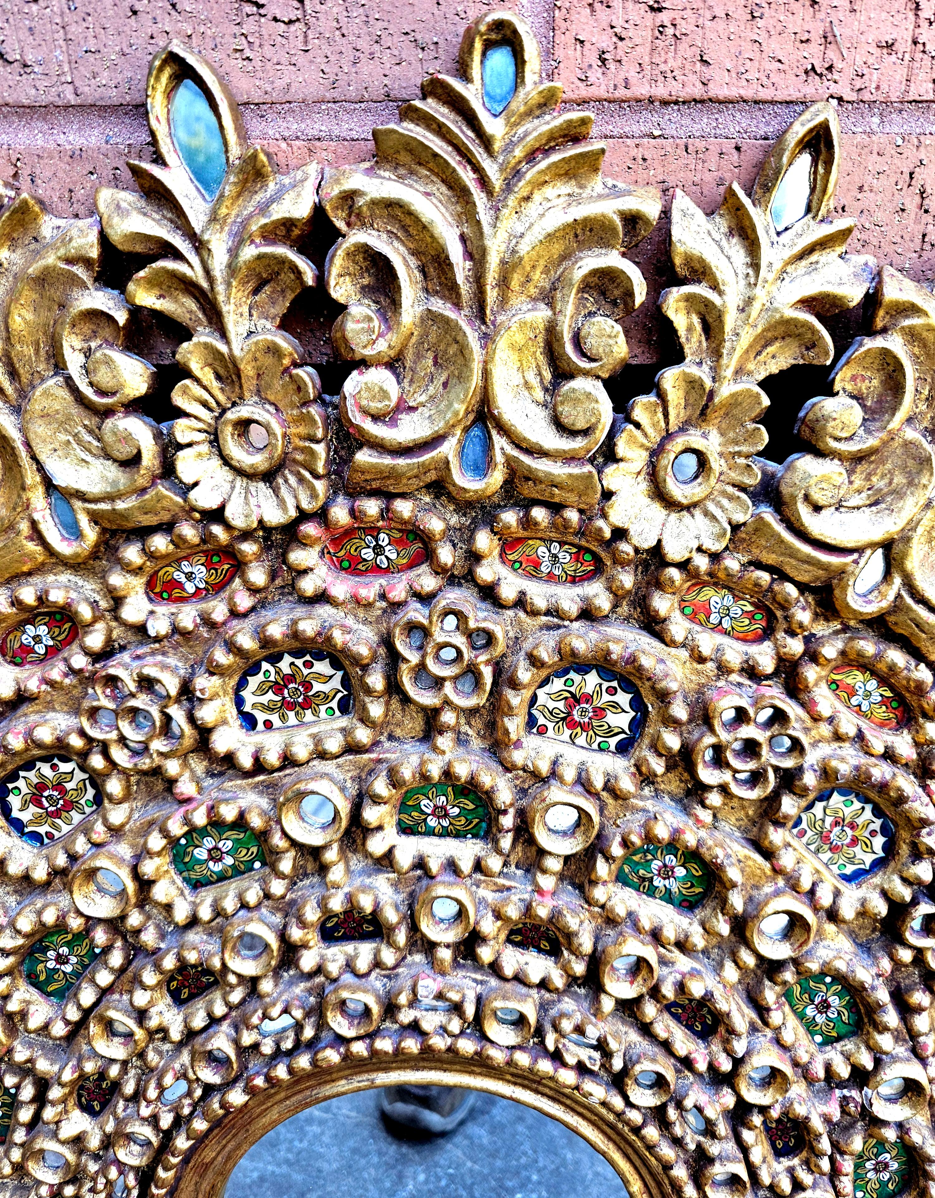 Grand miroir mural colonial espagnol Velasquez en bois doré et décoré de sequins Bon état - En vente à Germantown, MD