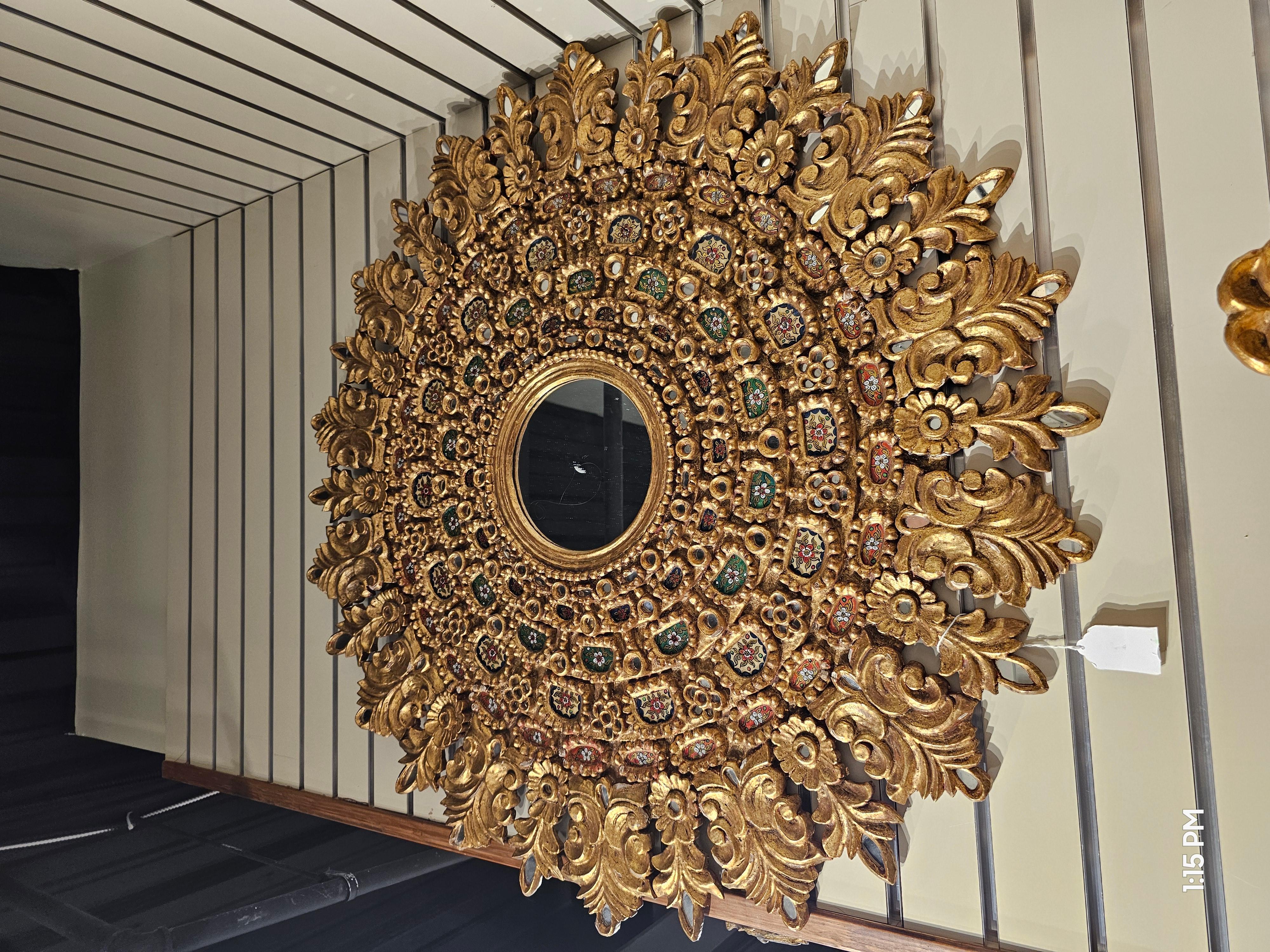 Grand miroir mural colonial espagnol Velasquez en bois doré et décoré de sequins en vente 1