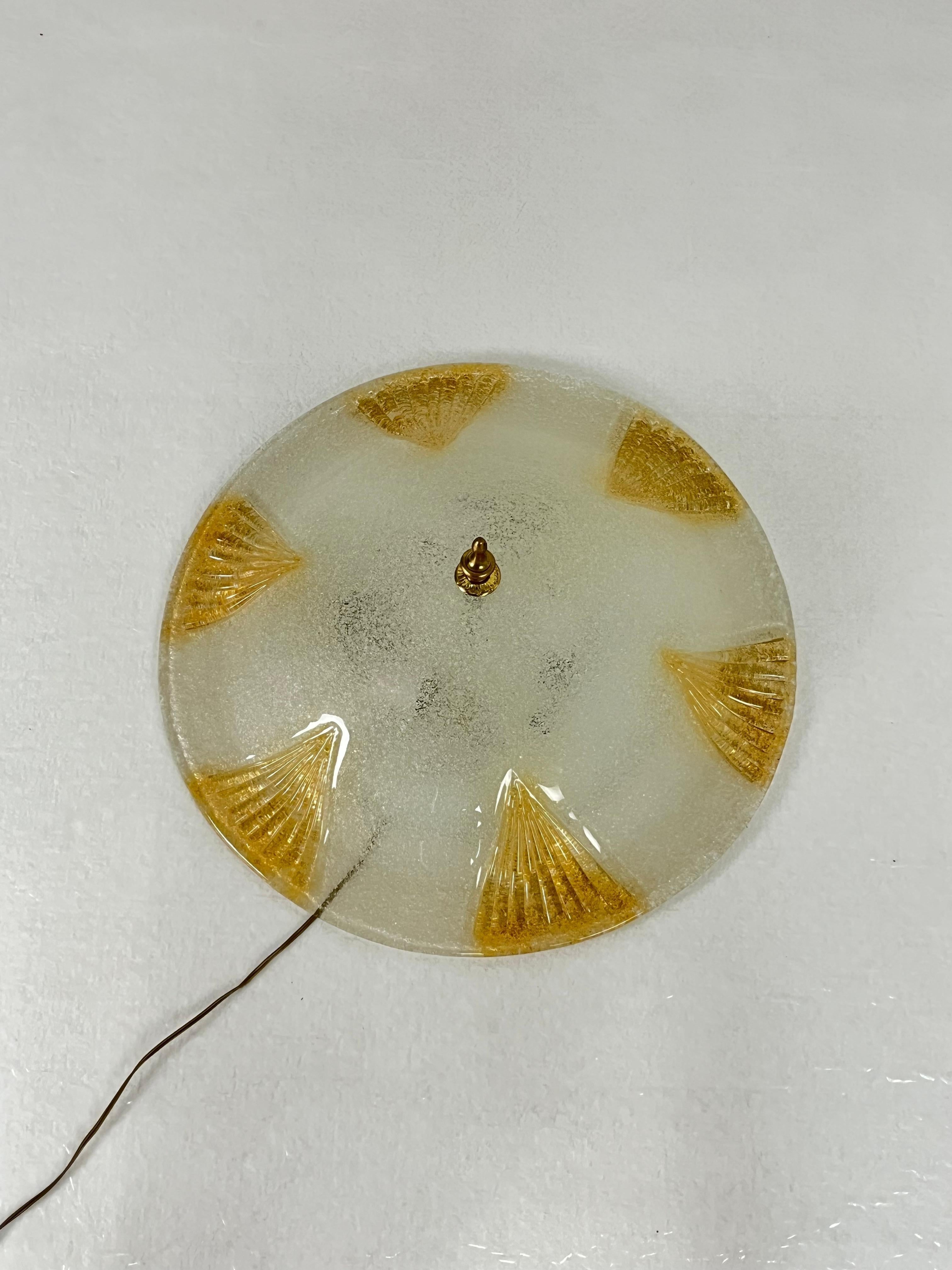 Grande lampada da soffitto veneziana a 3 luci in vetro di Murano, anni '80
Diametro cm 55, lampade e27.
Condit e in buone condizioni, struttura in metallo.