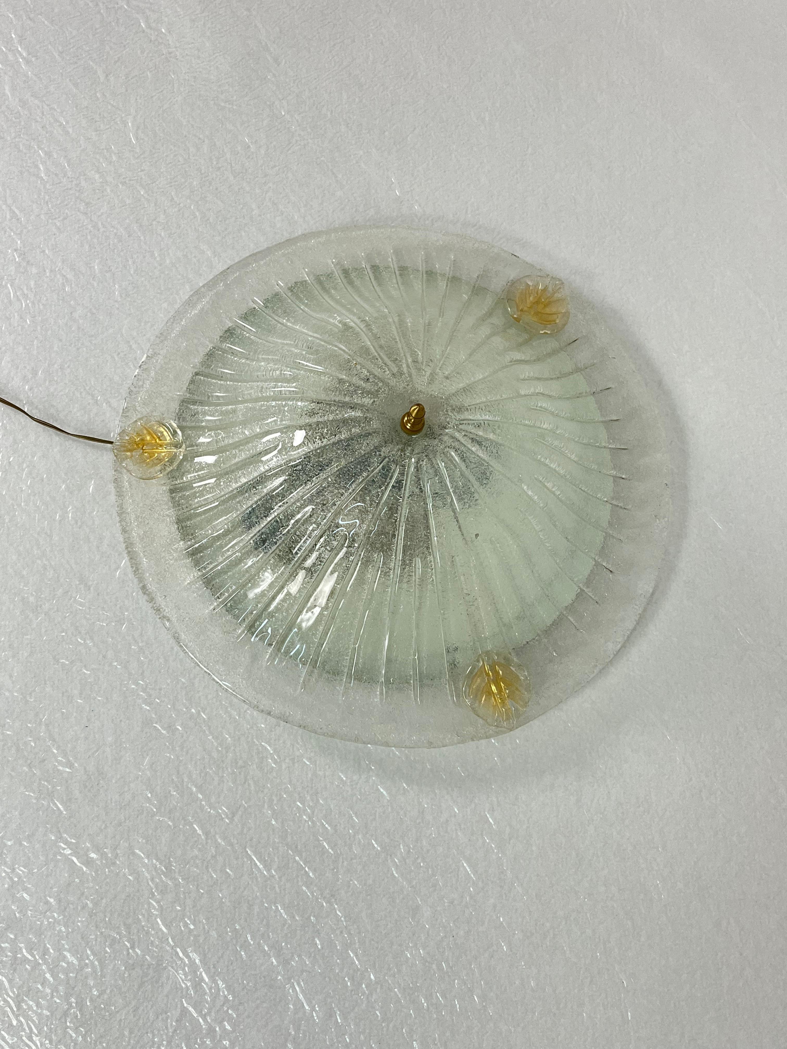 Grande lampada da soffitto veneziana a 3 luci in vetro di Murano, anni '80
Diametro cm 55, lampade e27.
Condit e in buone condizioni, struttura in metallo.